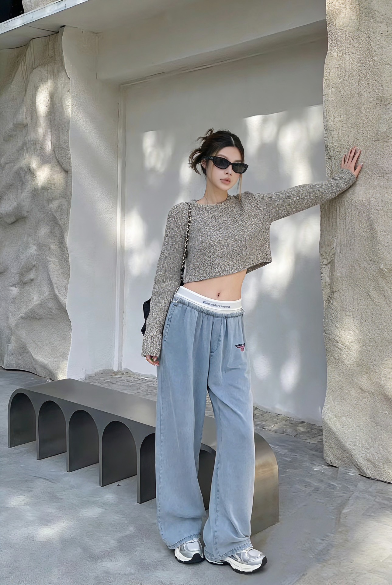 NO:753871,Alexand*r Wang 26Ss new spring and summer fake two-piece casual wide-leg pants | Exclusive high-end version!  It is made of crisp Tencel cotton fabric, which has been washed and has a retro and old charm. The classic distressed denim color is versatile and high-end. The fake two-piece waistband is the finishing touch, and the elastic webbing is spliced and engraved with the brand logo to break the monotony of traditional pants; the iconic wide vertical trousers with loose trouser leg lines not only hide the flesh and make you look slimmer, but also create a casual piled trousers effect, making you walk with style. Two colors  Available in stock S/M/L,,19860909Alexand*r Wang 26Ss春夏新款 假两件休闲阔腿裤丨独家高版出品！采用质感挺括的天丝棉面料,经过水洗处理后自带复古做旧韵味,经典的作旧牛仔色百搭又显高级.假两件腰头是点睛之笔,弹力织带拼接印刻品牌标识,打破传统裤的单调感；标志性的挺阔垂直裤型搭配宽松的裤腿线条不仅藏肉显瘦,还能打造出随性的堆堆裤脚效果,走路带风超有腔调.两色 现货发售S/M/L,,,Women's clothing