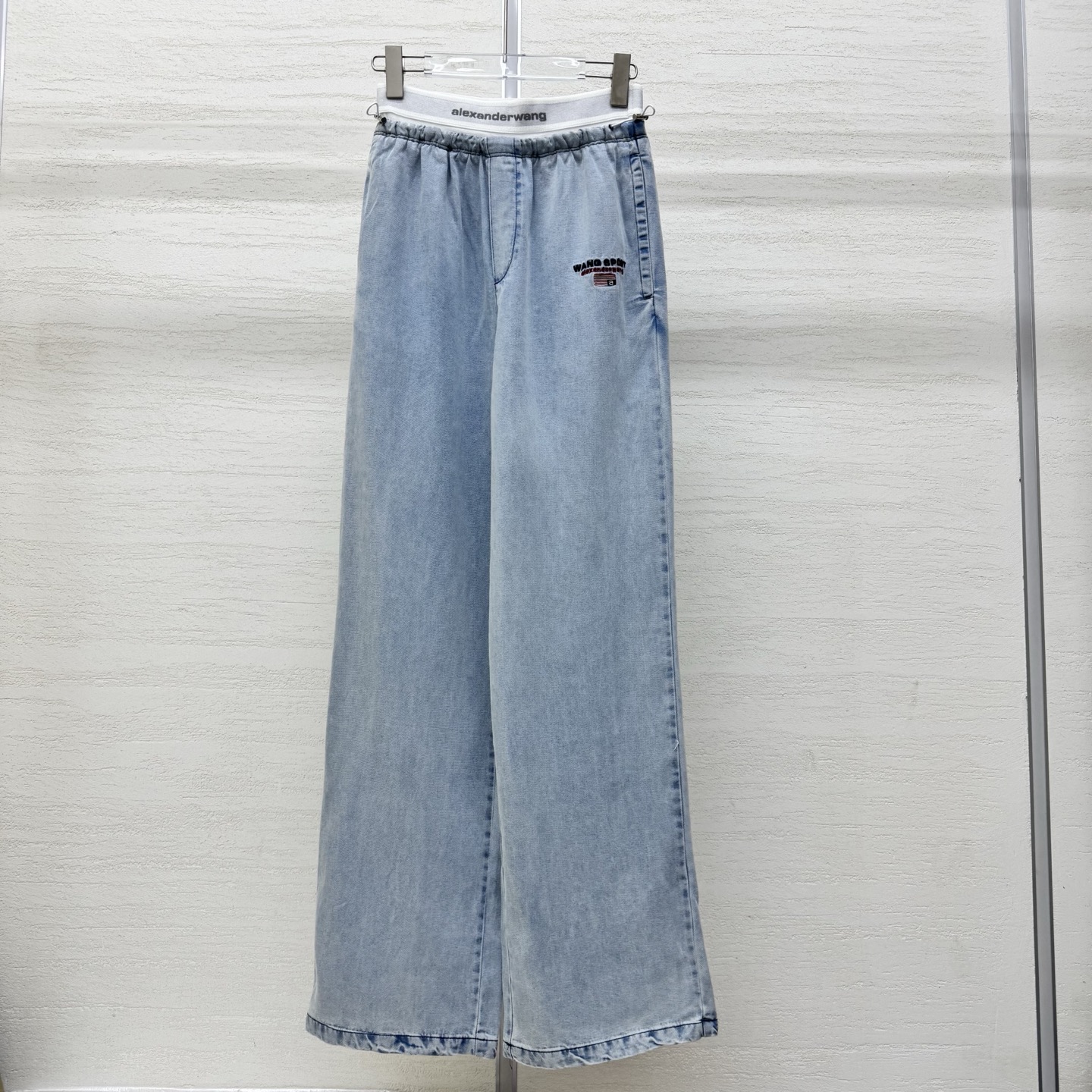 NO:753868,Supports exchange of Alexander*r Wang 26Ss new spring and summer fake two-piece casual wide-leg pants丨Exclusive high-end version!  It is made of crisp Tencel cotton fabric, which has been washed and has a retro and old charm. The classic distressed denim color is versatile and high-end. The fake two-piece waistband is the finishing touch, and the elastic webbing is spliced and engraved with the brand logo to break the monotony of traditional pants; the iconic wide vertical trousers with loose trouser leg lines not only hide the flesh and make you look slimmer, but also create a casual piled trousers effect, making you walk with style. Two colors  Ready sale S/M/L real shot details,,19860909支持换款Alexand*r Wang 26Ss春夏新款 假两件休闲阔腿裤丨独家高版出品！采用质感挺括的天丝棉面料,经过水洗处理后自带复古做旧韵味,经典的作旧牛仔色百搭又显高级.假两件腰头是点睛之笔,弹力织带拼接印刻品牌标识,打破传统裤的单调感；标志性的挺阔垂直裤型搭配宽松的裤腿线条不仅藏肉显瘦,还能打造出随性的堆堆裤脚效果,走路带风超有腔调.两色 现货发售S/M/L实拍细节图,,,Women's clothing
