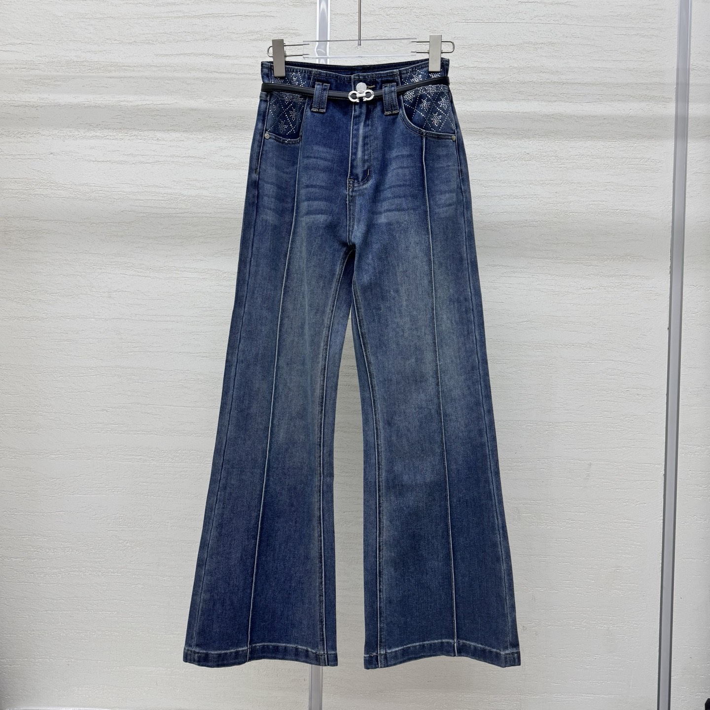 NO:753856,On sale now, support for exchange, Dio*26SS early spring new style belt buckle denim trousers丨Exclusive high-end version!  Pure cotton denim fabric is used to outline a neat silhouette, and the classic CD hardware buckle belt logo is embellished with rhinestone letters on the front and back pockets, creating a visual hierarchy that is both elegant and cool. Paired with the same custom-made hardware buckle logo belt, the high waistline design optimizes body proportions and combines French sophistication with casual denim style. It is a versatile luxury product for early spring. Ready-made S/M/L real shot details, dior,19860909现货发售支持换款 Dio*26SS早春新款 腰带扣牛仔长裤丨独家高版出品！以纯棉牛仔面料勾勒利落廓形,经典CD五金扣腰带logo点缀前后口袋字母烫钻,打造出优雅与酷感兼具的视觉层次.搭配同款订制五金扣logo腰带,高腰线设计优化身材比例,将法式精致与休闲丹宁风格融合,是早春造型的百搭奢品.现货发售S/M/L实拍细节图,,dior,,Women's clothing