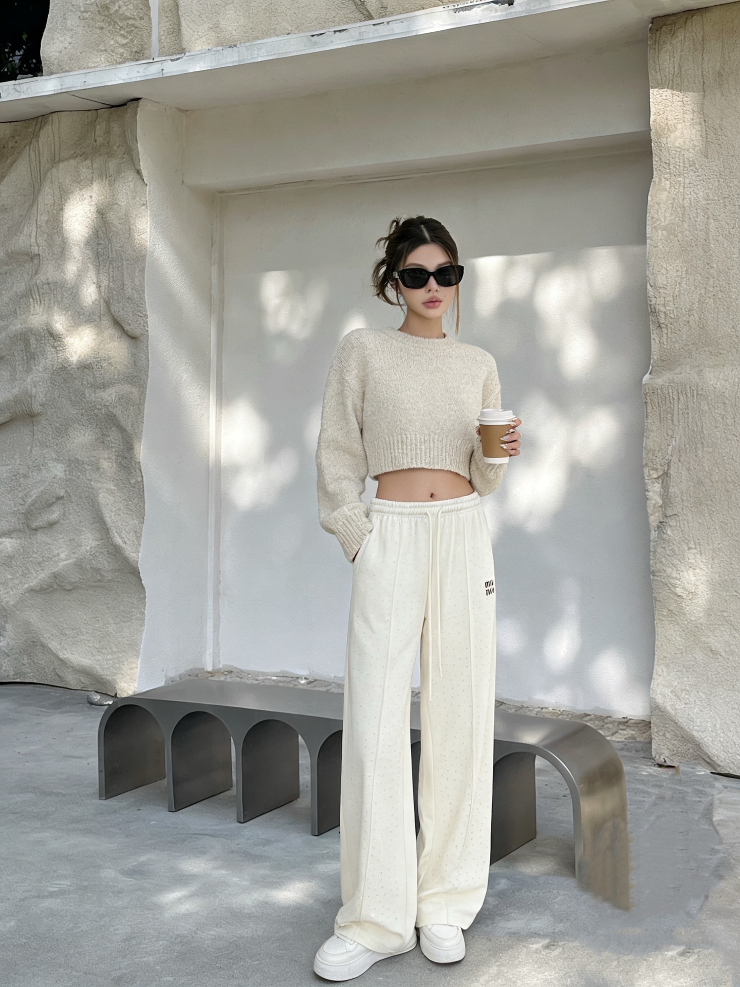 NO:753847,Ready for sale Miumi* 26Ss new spring and summer style straight wide-leg casual pants with rhinestone letter embroidery on the front丨Exclusive high-end version!  Customized velvet cotton fabric is soft and skin-friendly. It can be controlled by any body shape. It uses hot-drilled diamonds on the front and three-dimensional letter embroidery technology to make it more recognizable. The upper body can become a wealthy daughter in an instant. It is fashionable and elegant!  The trousers are three-dimensionally cut to make your legs look slimmer and longer, and are full of texture~Two colors are available in stock, S/M/L,,miumiu,19860909现货发售 Miumi* 26Ss春夏新款 前烫钻字母刺绣直筒阔腿休闲裤丨独家高版出品！定制丝绒棉面料 柔软亲肤 任何身形都可以驾驭 采用前幅烫钻满钻+立体字母刺绣工艺 辨识度直接拉满 上身秒变富家千金 时髦显气质！裤身立体裁剪 显瘦显腿长 质感满满~两色现货发售S/M/L,,miumiu,,Women's clothing