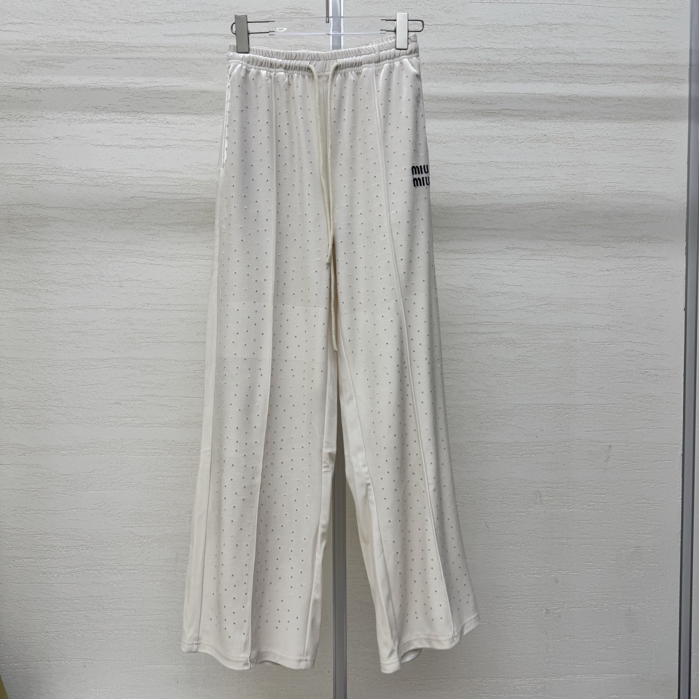 NO:753846,Miumi* 26Ss spring and summer new model, straight wide-leg casual pants with rhinestone letter embroidery on the front, available for exchange and ready for sale | Exclusive high-end version!  Customized velvet cotton fabric is soft and skin-friendly. It can be controlled by any body shape. It uses hot-drilled diamonds on the front and three-dimensional letter embroidery technology to make it more recognizable. The upper body can become a wealthy daughter in an instant. It is fashionable and elegant!  The trousers are three-dimensionally cut to make the legs look slimmer and longer. They are full of texture. Two colors are on sale in stock, S/M/L. Real photos of details,,miumiu,19860909支持换款现货发售Miumi* 26Ss春夏新款 前烫钻字母刺绣直筒阔腿休闲裤丨独家高版出品！定制丝绒棉面料 柔软亲肤 任何身形都可以驾驭 采用前幅烫钻满钻+立体字母刺绣工艺 辨识度直接拉满 上身秒变富家千金 时髦显气质！裤身立体裁剪 显瘦显腿长 质感满满~两色现货发售S/M/L实拍细节图,,miumiu,,Women's clothing