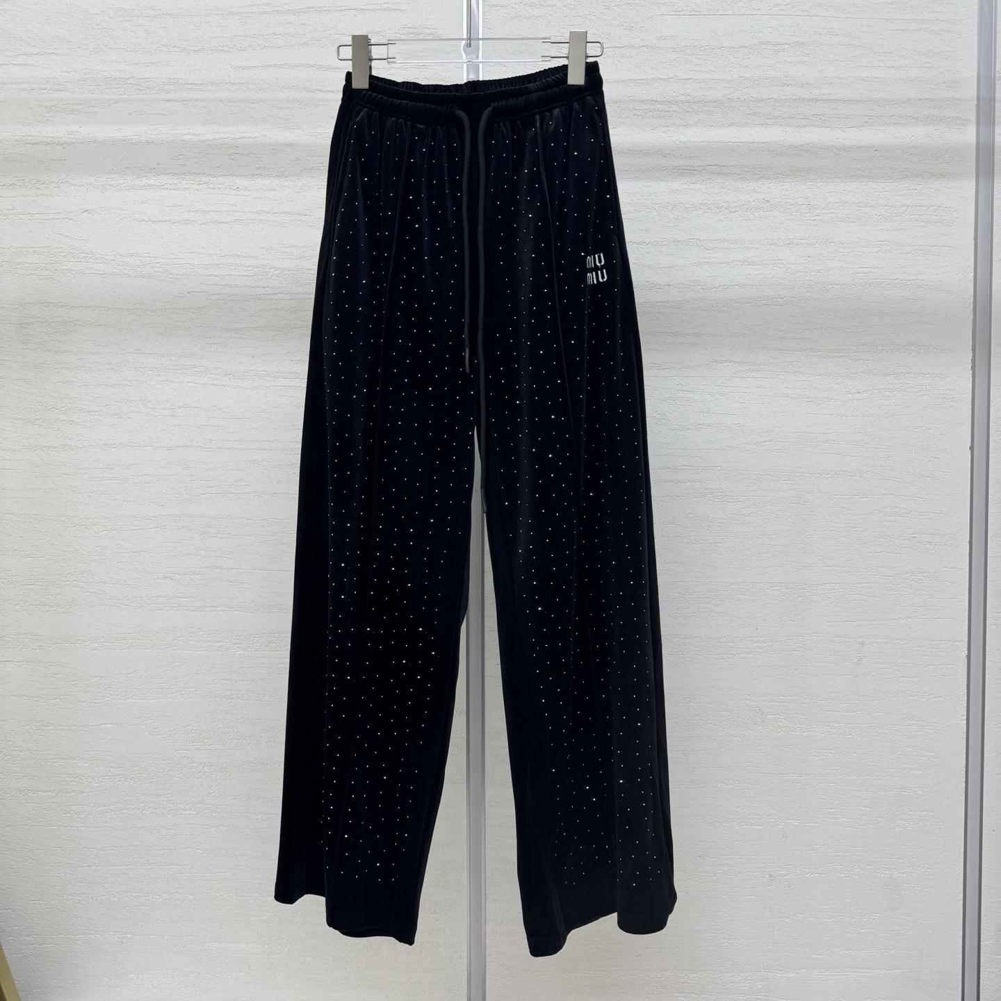 NO:753850,Support exchange and ready-made delivery Miumi* 26Ss spring and summer new style straight wide-leg casual pants with rhinestone letter embroidery on the front丨Exclusive high-end version!  Customized velvet cotton fabric is soft and skin-friendly. It can be controlled by any body shape. It uses hot-drilled diamonds on the front and three-dimensional letter embroidery technology to make it more recognizable. The upper body can become a wealthy daughter in an instant. It is fashionable and elegant!  The trousers are three-dimensionally cut to make the legs look slimmer and longer. They are full of texture. Two colors are on sale in stock, S/M/L. Real photos of details,,miumiu,19860909支持换款现货发 Miumi* 26Ss春夏新款 前烫钻字母刺绣直筒阔腿休闲裤丨独家高版出品！定制丝绒棉面料 柔软亲肤 任何身形都可以驾驭 采用前幅烫钻满钻+立体字母刺绣工艺 辨识度直接拉满 上身秒变富家千金 时髦显气质！裤身立体裁剪 显瘦显腿长 质感满满~两色现货发售S/M/L实拍细节图,,miumiu,,Women's clothing