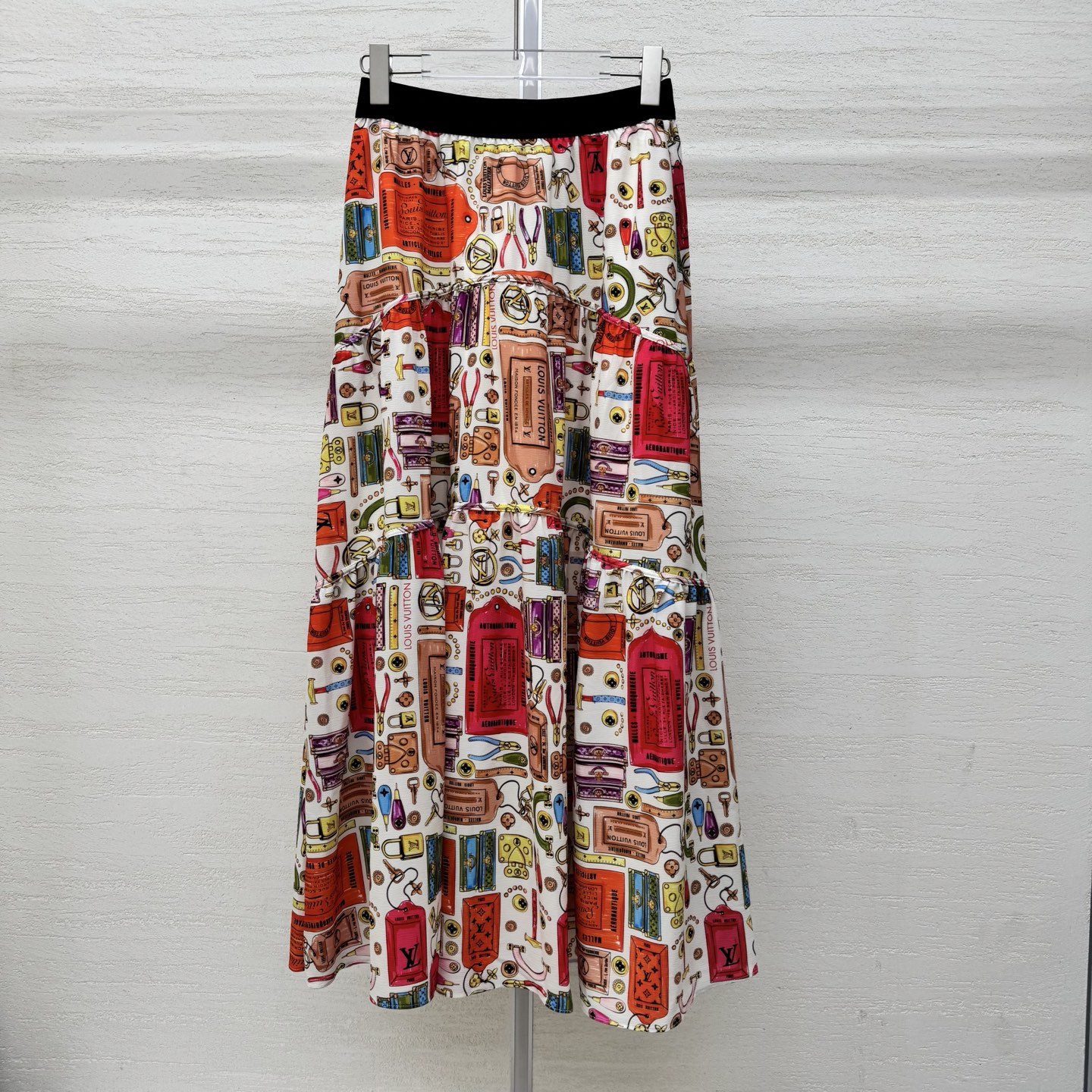 NO:753838,Supports exchange Louis Vuitt*n 26FW spring and summer new style 丨Universal toolbox cartoon color printed skirt is exclusively produced in high version!  The all-over printed cartoon tool colorful letter logo and contrasting color elements break the monotony of the solid-color skirt. The all-over printed pattern + colorful words hide the century-old heritage of the brand. Selected lightweight gauze-like silk fabrics, built-in anti-permeable layer lining, high waist, versatile style, oversized skirt design. Seaside vacation  The first choice for park outings, the upper body has no weight-bearing feeling and has an outstanding sense of drape. The loose fit is extremely tolerant to the body shape, and can be easily controlled by both small and fat figures. Two colors, ready for sale S/M/L real shot details,, louis vuitton, skirts,19860909支持换款 Louis Vuitt*n 26FW春夏新款 丨万能工具箱卡通彩印半身裙独家高版出品！满印的卡通工具多彩字母标识与撞色元素,打破了纯色裙子的单调,满印图案+彩字则暗藏品牌的百年底蕴.精选轻量化的纱感丝绸面料,内置防透层里布 高腰万能搭配款,超大裙摆设计.海边渡假 公园踏青首选必备上身无负重感且垂坠感出众,宽松的版型对身材的包容度极高,无论是小个子还是微胖身形都能轻松驾驭.两色,现货发售S/M/L实拍细节图,,louis vuitton,skirts,,Women's clothing