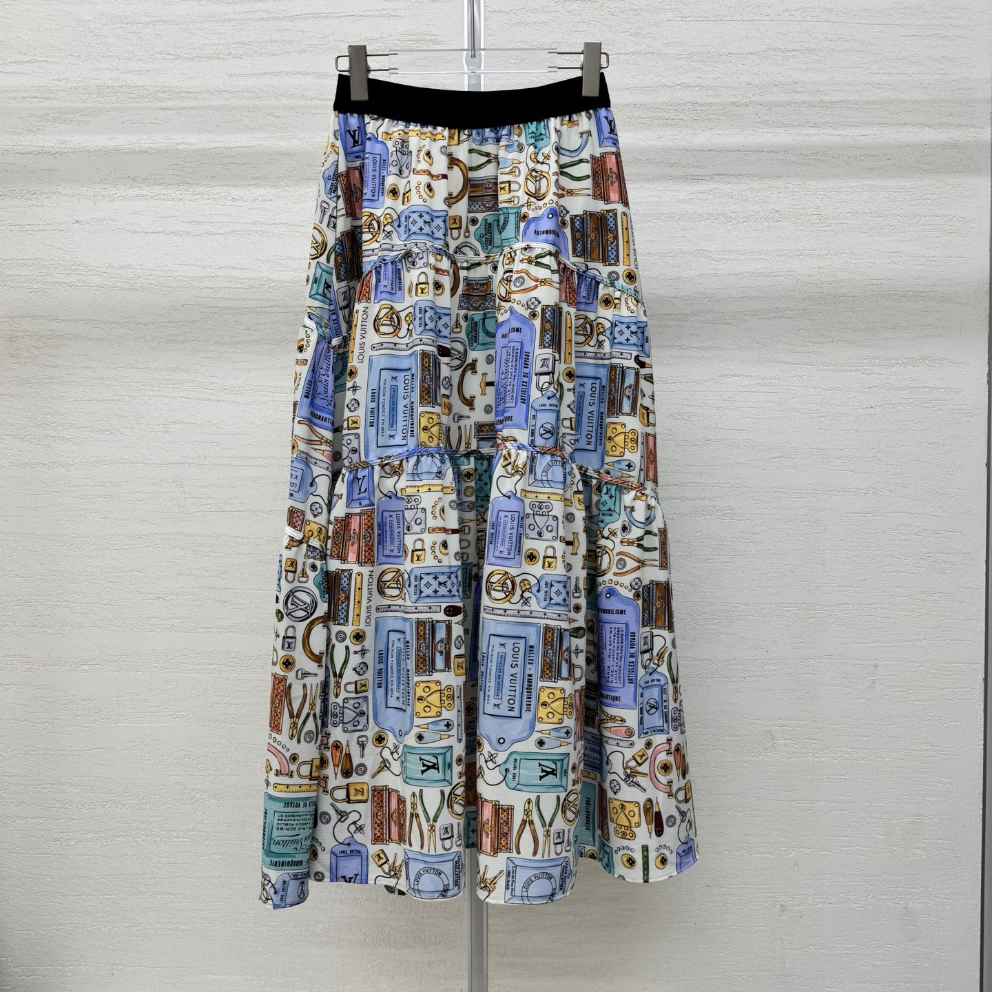 NO:753842,Supports exchange Louis Vuitt*n 26FW spring and summer new style 丨Universal toolbox cartoon color printed skirt is exclusively produced in high version!  The all-over printed cartoon tool colorful letter logo and contrasting color elements break the monotony of the solid-color skirt. The all-over printed pattern + colorful words hide the century-old heritage of the brand. Selected lightweight gauze-like silk fabrics, built-in anti-permeable layer lining, high waist, versatile style, oversized skirt design. Seaside vacation  The first choice for park outings, the upper body has no weight-bearing feeling and has an outstanding sense of drape. The loose fit is extremely tolerant to the body shape, and can be easily controlled by both small and fat figures. Two colors, ready for sale S/M/L real shot details,, louis vuitton, skirts,19860909支持换款 Louis Vuitt*n 26FW春夏新款 丨万能工具箱卡通彩印半身裙独家高版出品！满印的卡通工具多彩字母标识与撞色元素,打破了纯色裙子的单调,满印图案+彩字则暗藏品牌的百年底蕴.精选轻量化的纱感丝绸面料,内置防透层里布 高腰万能搭配款,超大裙摆设计.海边渡假 公园踏青首选必备上身无负重感且垂坠感出众,宽松的版型对身材的包容度极高,无论是小个子还是微胖身形都能轻松驾驭.两色,现货发售S/M/L实拍细节图,,louis vuitton,skirts,,Women's clothing