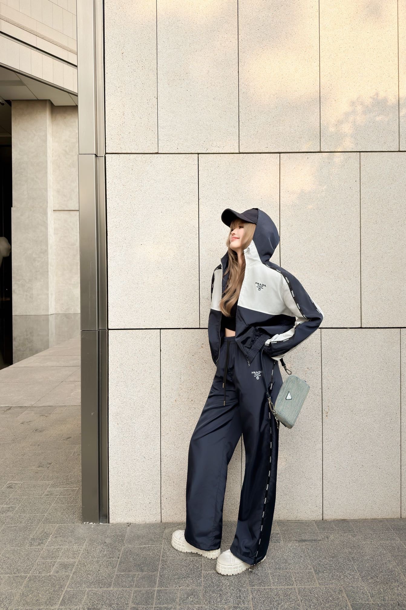 NO:757863,Prad* 26Ss early spring new style regenerated nylon contrasting color sports sun protection suit丨exclusively developed by yb!  Top quality production!  The classic p letter logo outlines the brand recognition, and the neat stand-up collar and loose silhouette bring out the casualness and high-end feel of early spring. The recycled nylon material is light and crisp, and the contrasting color splicing tailoring optimizes the body proportions. It can create a relaxed Italian modern style in a suit or alone, and is the finishing touch of the early spring wardrobe. Available now in S/M/L,, prada,19860909Prad* 26Ss早春新款 再生尼龙撞色运动防晒套装丨独家yb开发！顶级高版出品！经典p家字母标识勾勒品牌辨识度,利落立领搭配宽松廓形,把早春的随性与高级感拉满.再生尼龙材质轻盈又挺括,撞色拼接剪裁优化身材比例,套装或单穿都能打造出松弛的意式摩登,是早春衣橱的点睛之选.现货发售S/M/L,,prada,,Women's clothing