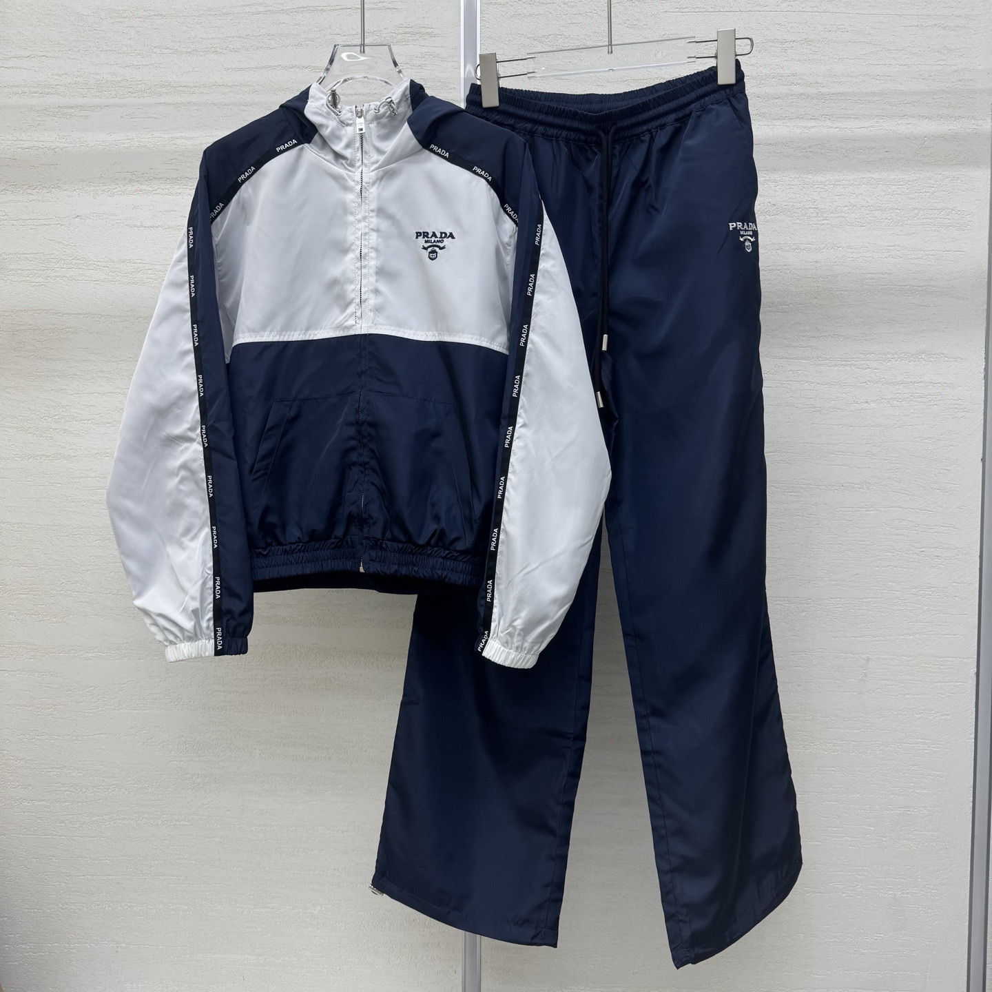 NO:757857,Support the replacement of Prad* 26Ss early spring new style regenerated nylon contrasting color sports sun protection suit丨exclusively developed by yb!  Top quality production!  The classic p letter logo outlines the brand recognition, and the neat stand-up collar and loose silhouette bring out the casualness and high-end sense of early spring. The recycled nylon material is light and crisp, and the contrasting color splicing tailoring optimizes the body proportions. It can create a relaxed Italian modern style in a suit or alone, which is the finishing touch of the early spring wardrobe. Ready-made S/M/L real shot details,, prada,19860909支持换款Prad* 26Ss早春新款 再生尼龙撞色运动防晒套装丨独家yb开发！顶级高版出品！经典p家字母标识勾勒品牌辨识度,利落立领搭配宽松廓形,把早春的随性与高级感拉满.再生尼龙材质轻盈又挺括,撞色拼接剪裁优化身材比例,套装或单穿都能打造出松弛的意式摩登,是早春衣橱的点睛之选.现货发售S/M/L实拍细节图,,prada,,Women's clothing