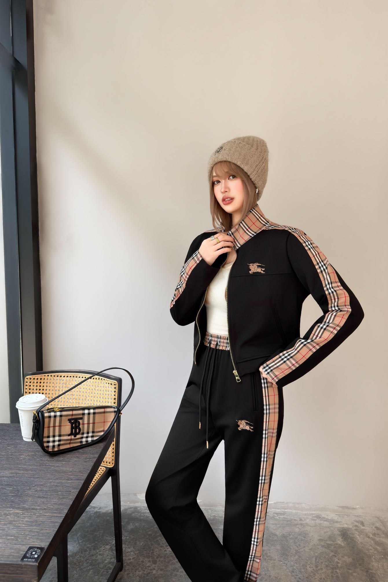 NO:757878,Burb*rry 26Ss early spring new equestrian rider micro-label plaid suit | Exclusively developed by yb!  Top quality production!  Made of high-count cotton fabric, it feels as soft and waxy as clouds, skin-friendly and comfortable, and is very practical to prevent wind and cold in early spring. The classic knight horse embroidered logo + spliced plaid pants echo the upper and lower parts to complete the set. The body is embellished with the brand's iconic equestrian knight embroidery logo, and the thread embroidery outlines the brand identity in a low-key manner.  Recognizable, simple but with a sense of detail, neat stand-up collar with full zipper closure, loose oversize version that is very tolerant to the body shape, easily creating a casual British casual accent. Available now in S/M/L, Burberry, Versace,19860909Burb*rry 26Ss早春新款 马术骑士微标格纹套装丨独家yb开发！顶级高版出品！采用高支棉面料触感如云朵般软糯,亲肤又舒适,早春防风御寒超实用.经典的骑士马绣标+拼接格纹裤子上下呼应完美成套.衣身点缀品牌标志性的马术骑士刺绣徽标,线绣纹在低调中勾勒出品牌辨识度,简约却不失细节感,利落的立领搭配全拉链开合,宽松的oversize版型对身形都超包容,轻松打造随性的英伦休闲腔调.现货发售S/M/L,,burberry,versace,,Women's clothing