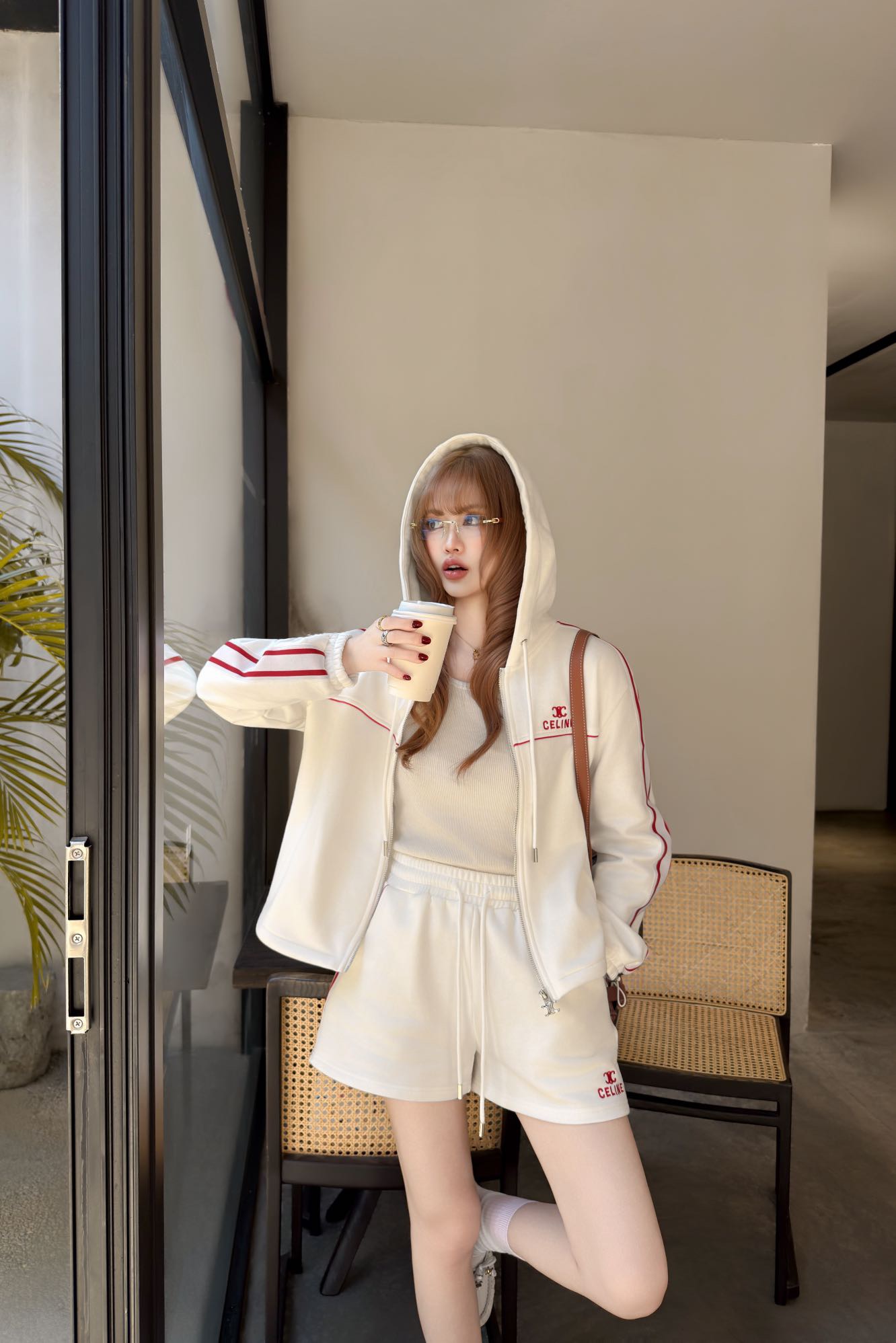 NO:757892,Celin* 26FW early spring new style Arc de Triomphe embroidered contrasting color sports suit | Exclusive high-end version!  The jacket has a large hood + full zipper design, and a drawstring design at the hem. The ribbed contrast welt is neat and elegant. The shorts are high-waisted and wide-legged. The drawstring waistband can not only pinch out the waistline, but also provide enough comfort margin. Walking is windy but not dragging. Black and white, ready for sale S/M/L,,celine,shorts,jackets & coats,hats,19860909Celin* 26FW早春新款 凯旋门刺绣撞色运动套装丨独家高版出品！外套是大连帽+全拉链设计,下摆抽绳设计 罗纹撞色贴边利落又显精神,短裤是高腰阔腿垂坠版型,抽绳腰头既能掐出腰线,又给足了舒适余量,走路带风却不拖沓.黑白两色,现货发售S/M/L,,celine,shorts,jackets & coats,hats,,Women's clothing