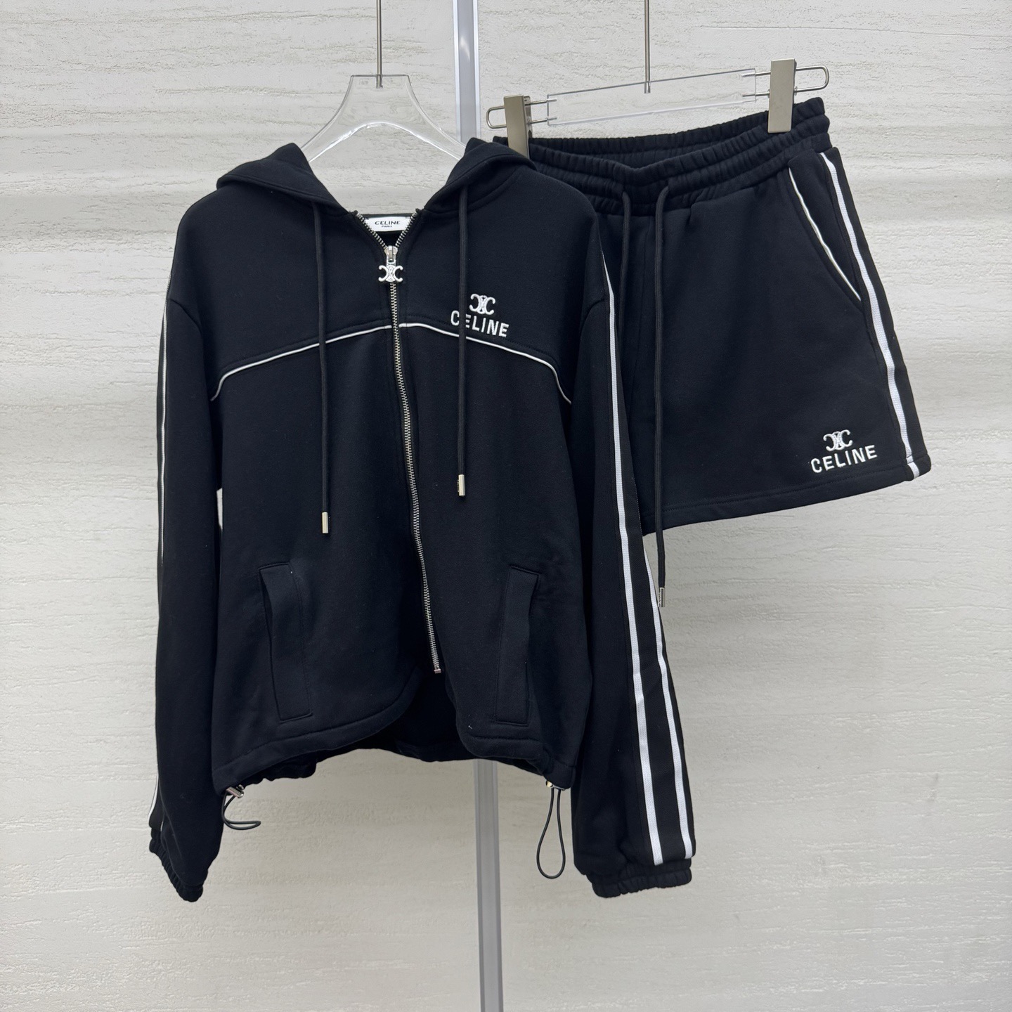 NO:757898,Support Celin* 26FW early spring new model Arc de Triomphe embroidered contrasting color sports suit | Exclusive high-end version!  The jacket has a large hood + full zipper design, and a drawstring design at the hem. The ribbed contrast welt is neat and elegant. The shorts are high-waisted and wide-legged. The drawstring waistband can not only pinch the waistline but also provide enough comfort margin. It is windy but not dragging when walking. It is available in black and white, ready-made S/M/L real shot details, celine, shorts, jackets & coats, hats,19860909支持换款Celin* 26FW早春新款 凯旋门刺绣撞色运动套装丨独家高版出品！外套是大连帽+全拉链设计,下摆抽绳设计 罗纹撞色贴边利落又显精神,短裤是高腰阔腿垂坠版型,抽绳腰头既能掐出腰线,又给足了舒适余量,走路带风却不拖沓.黑白两色,现货发售S/M/L实拍细节图,,celine,shorts,jackets & coats,hats,,Women's clothing