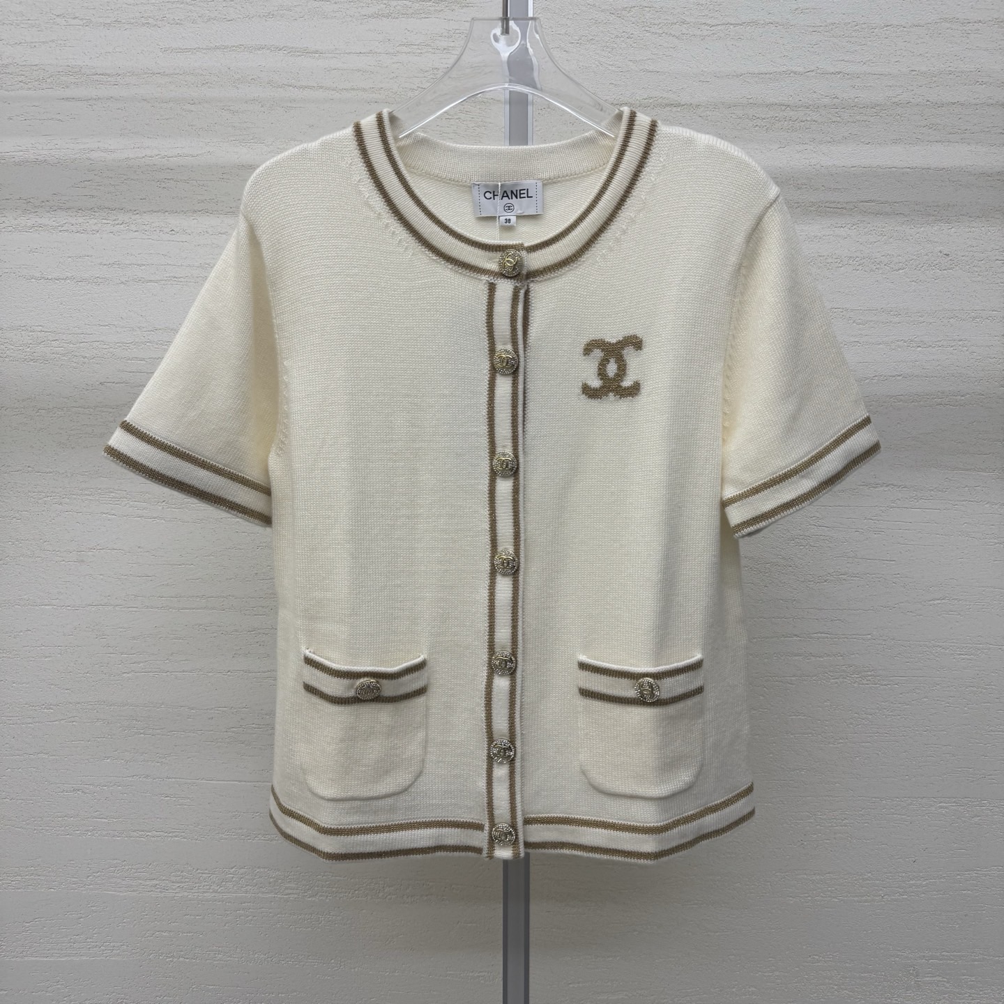 NO:757840,Supports exchange. Chane*26 new knitted round neck cardigan short sleeves are delicate and skin-friendly. It has a gentle and high-end feel. Double gold thread trimming on the neckline, placket, cuffs and hem. Retro and exquisite. Gold thread double C embroidery on the chest low-key highlights the brand recognition. The placket and pockets are decorated with crystal-textured buttons. Gorgeous and exquisite sizes. SML real-stock details, chanel, T-shirt,19860909支持换款 Chane*26新款针织圆领开衫短袖细腻亲肤 自带温柔高级感 领口、门襟、袖口、下摆双道金丝镶边 复古精致 胸口金丝双C刺绣 低调彰显品牌辨识度 门襟与口袋饰有水晶质感纽扣 华丽又精致尺码SML现货实拍细节图,,chanel,T-shirt,,Women's clothing