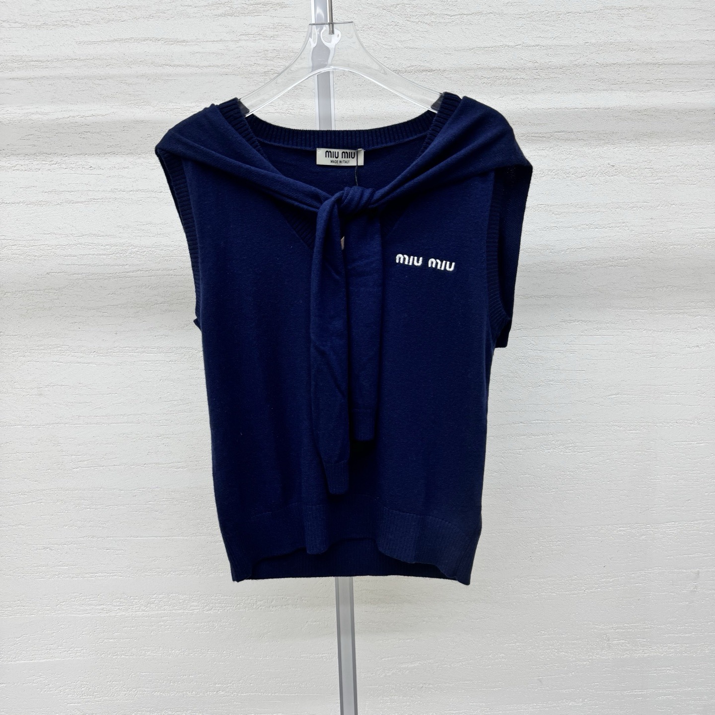 NO:757843,Supports exchange. miumi*26 new knitted V-neck vest with logo embroidered on the chest. It is simple and recognizable. It looks great when layered with shirts or T-shirts. It is calm and textured. The ribbon design of the same color increases the layering of the shape. Breathable and comfortable. Suitable for spring and autumn wear. Three-color sizes. SML real-time photos of actual photos, miumiu, shirts, tees, t-shirt,19860909支持换款 miumi*26新款针织v领背心胸口刺绣logo 简约有辨识度 叠搭衬衫或T恤都很出彩 沉稳又显质感 同色系飘带设计 增加造型层次感 透气舒适 适配春秋穿搭三色尺码SML现货实拍细节图,,miumiu,shirts,tees，t-shirt,,Women's clothing