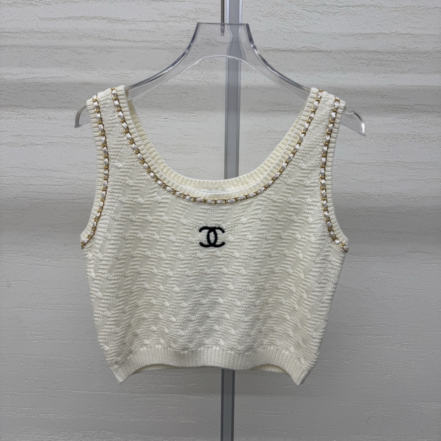 NO:757808,Supports exchange. Chane*26's new knitted vest comes with a high-end matte texture. The metal chain trim on the neckline and shoulder straps is exquisite and not exaggerated. The double C embroidery on the chest low-key highlights the brand recognition. Short cut. It is neat and proportional. It can be layered and worn alone. It is suitable for two-color sizes. SML real shot details,,chanel,19860909支持换款 Chane*26新款针织背心自带高级哑光质感 领口与肩带处金属链条镶边 精致不浮夸 胸口双C刺绣 低调彰显品牌辨识度 短款剪裁 利落显比例叠穿单穿都适配两色尺码SML现货实拍细节图,,chanel,,Women's clothing