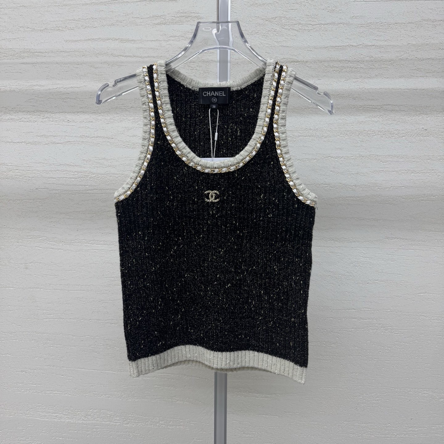 NO:753863,Supports exchange. Chane*26 new knitted vest with metal chain on the collar and shoulder straps + off-white webbing trim. Exquisite retro. Metal double C buckle on the chest to highlight the brand recognition. Off-white ribbed hem. Neat and layered. Slim fit. Suitable for single wear and layered jackets. SML real-time photos of details, chanel, jackets & coats,19860909支持换款 Chane*26新款针织背心领口与肩带处金属链条+米白织带镶边 精致复古 胸口金属双C饰扣 点亮品牌辨识度 下摆米白罗纹收口 利落又显层次 修身版型 单穿叠搭外套都适配尺码SML现货实拍细节图,,chanel,jackets & coats,,Women's clothing