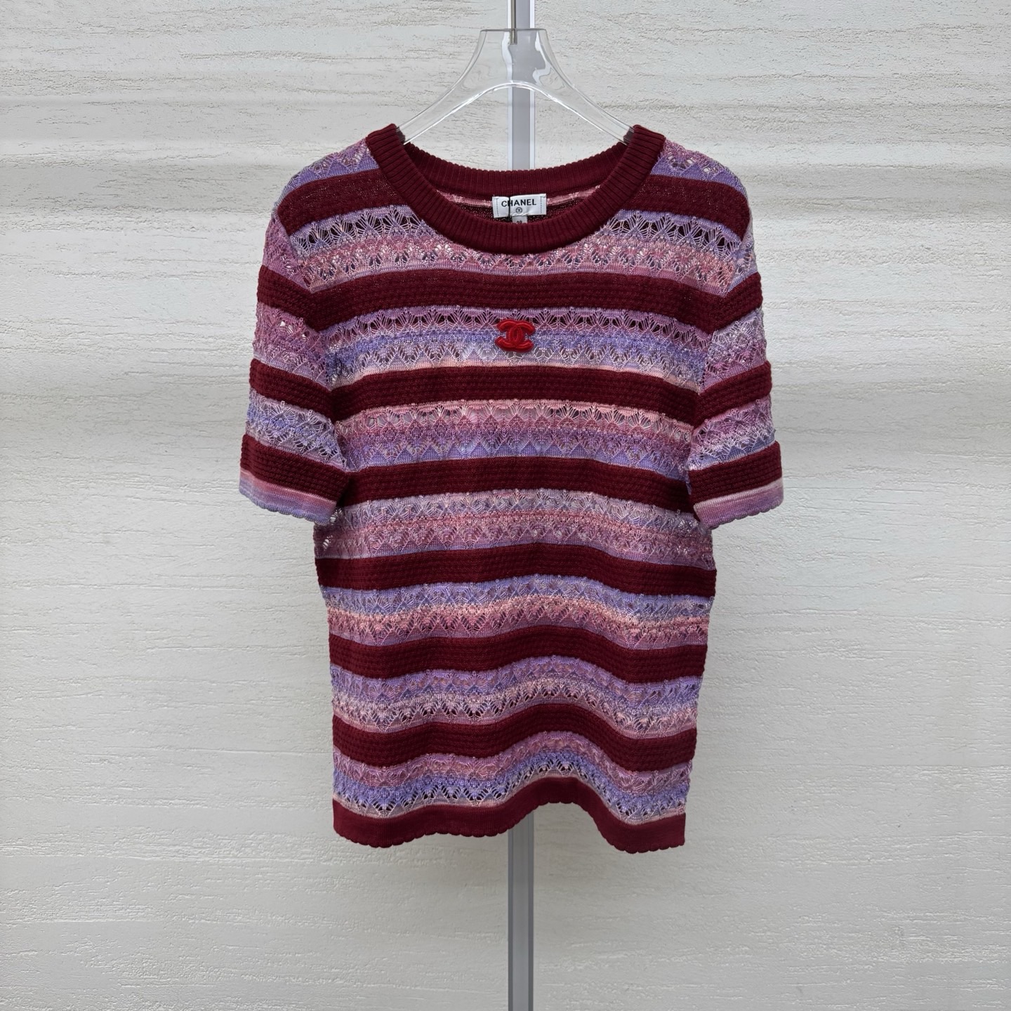 NO:753858,Support Chane*26 new style knitted round neck short-sleeved double C mark on the chest. Full body three-dimensional hollow texture. Breathable and not stuffy. Has a hazy and high-end feel. Has a distinguished temperament. Retro color is not picky. Two-color size. SML real-stock photos, details, chanel, T-shirt,19860909支持换款Chane*26新款针织圆领短袖胸前双C标点睛 全身立体镂空织纹 透气不闷热 自带朦胧高级感 自带显贵气质 复古色系不挑皮两色尺码SML现货实拍细节图,,chanel,T-shirt,,Women's clothing