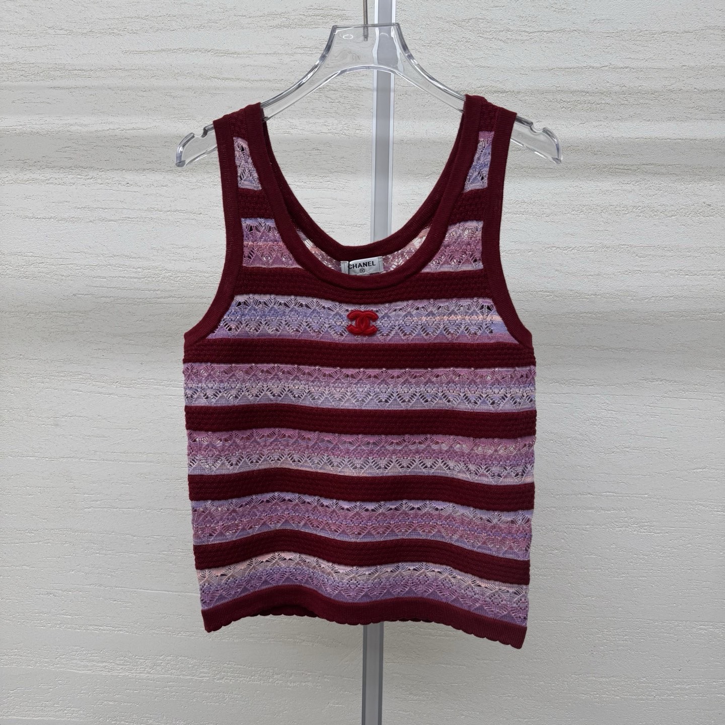 NO:753869,Supports replacement Chane*26 new knitted vest with double C marks on the chest. Three-dimensional hollow texture all over the body. Breathable and not stuffy. Has a hazy and high-end feel. Comes with a noble temperament. Retro color is not picky. Two-color size SML real shot details,,chanel,19860909支持换款Chane*26新款针织背心胸前双C标点睛 全身立体镂空织纹 透气不闷热 自带朦胧高级感 自带显贵气质 复古色系不挑皮两色尺码SML实拍细节图,,chanel,,Women's clothing