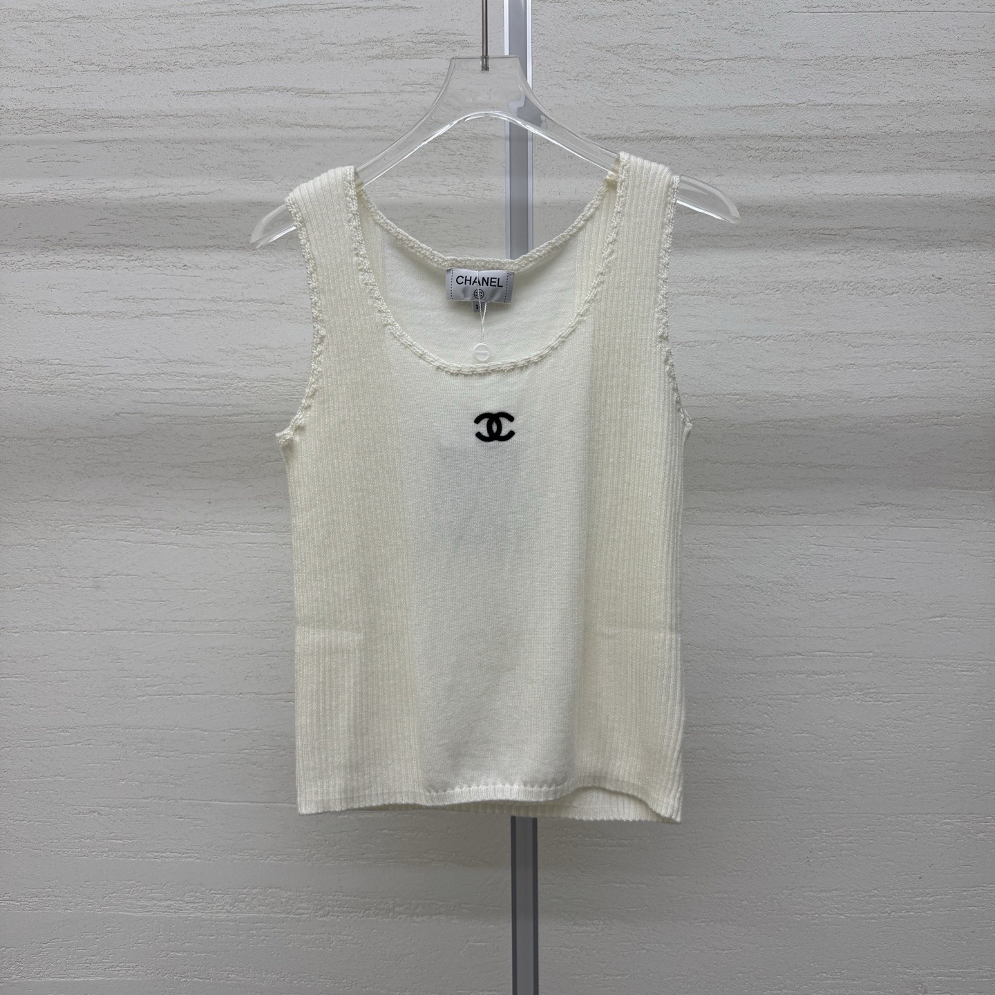 NO:753875,Supports exchange. Chane*26 new knitted vest has delicate grooves. Gentle and clean. Lace hemming at the neckline + double C embroidery. Exquisite details. Lightweight and breathable. Great for layering or wearing alone in spring and summer. Two-color sizes. SML real-stock details. Chanel,19860909支持换款Chane*26新款针织背心细腻坑条 温柔又干净 领口蕾丝锁边+双C刺绣 细节精致 轻薄透气 春夏叠穿或单穿都很出彩两色尺码SML现货实拍细节图,,chanel,,Women's clothing