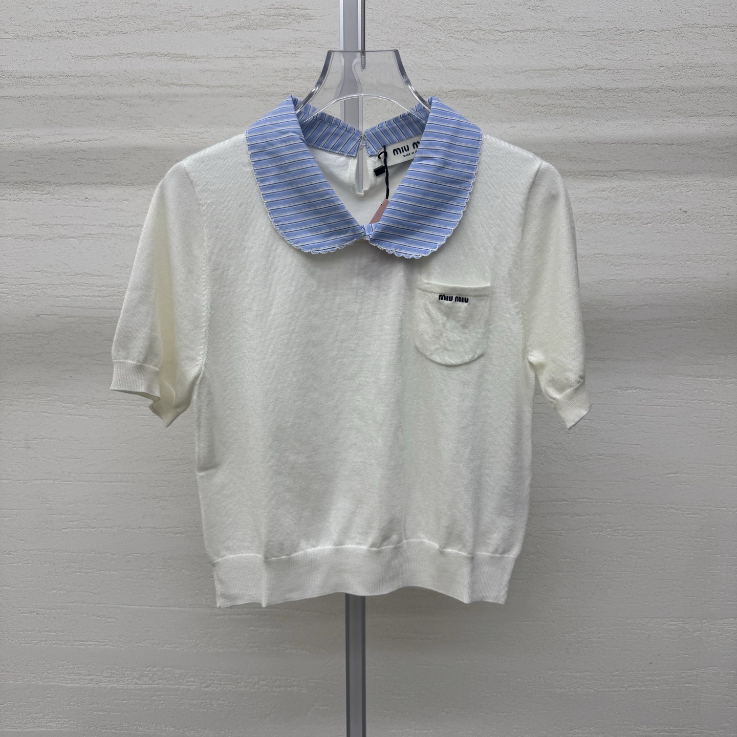 NO:757778,Supports exchange miumi*26 new summer knitted Polo shirt with short-sleeved blue and white stripes collides with a fresh college feel. It breaks the dullness of solid colors and hides the playfulness and agility of a girl. The small pocket on the chest is embellished with the brand logo. It is simple yet exquisite. It is a low-key identity comment. It is also an ingenious idea for dressing. 2 colors and sizes. SML real-stock photos, miumiu, T-shirt,19860909支持换款miumi*26夏季新款针织Polo衫短袖蓝白条纹碰撞出清新学院感 打破纯色沉闷 藏着少女的俏皮与灵动 胸前小口袋缀品牌标识 简约中见精致 是低调的身份注解 也是穿搭巧思2色尺码SML现货实拍细节图,,miumiu,T-shirt,,Women's clothing