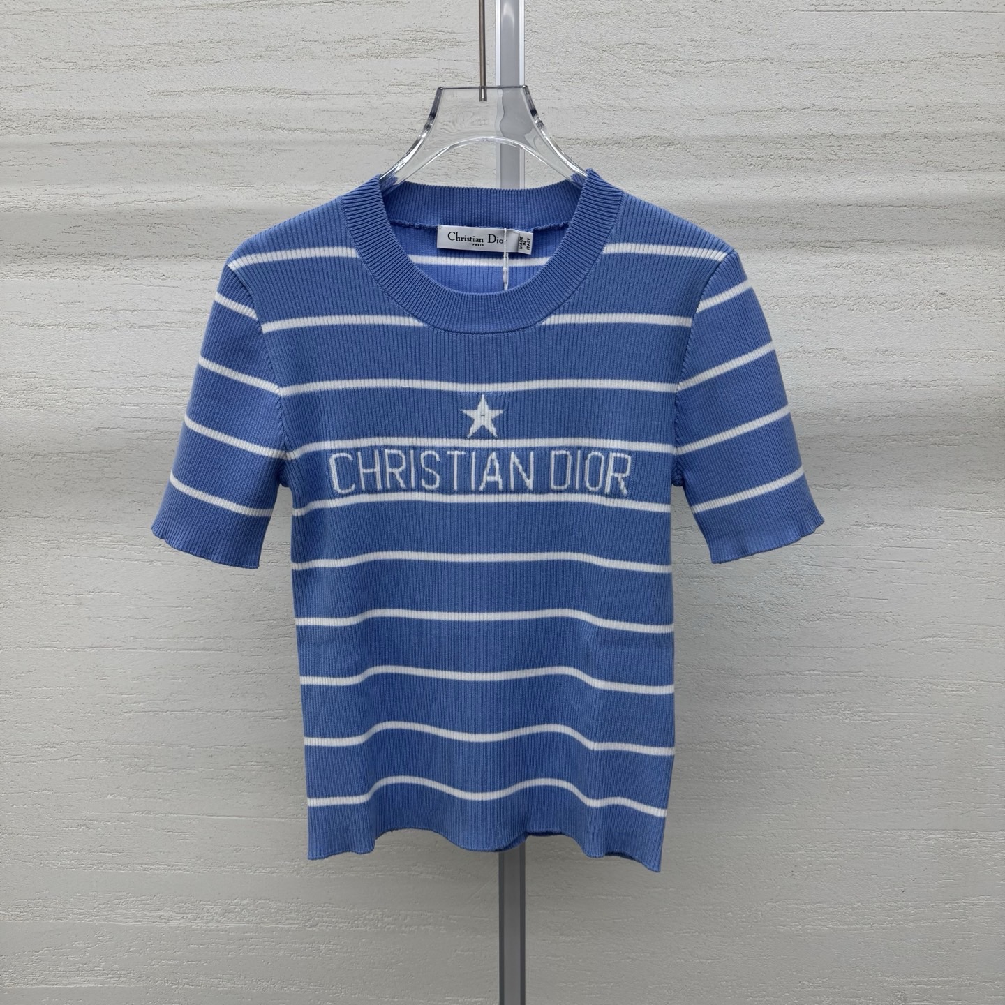 NO:757800,Support for exchange DIO*26SS early spring new product series // Classic striped lucky star knitted short-sleeved classic round neck cut, neatly modify the neck line; eye-catching CD letter jacquard on the chest with the brand's iconic lucky star embroidery, replica of the classic navy style, with a French relaxed atmosphere; pitted knitted texture, delicate texture. SML real shot details, dior, T-shirt,19860909支持换款DIO*26SS早春新品系列//经典条纹幸运星针织短袖经典圆领剪裁,利落修饰颈部线条；胸前醒目CD字母提花搭配品牌标志性幸运星刺绣,复刻经典海军风,自带法式松弛氛围感；坑条针织纹理,质感细腻.SML实拍细节图,,dior,T-shirt,,Women's clothing