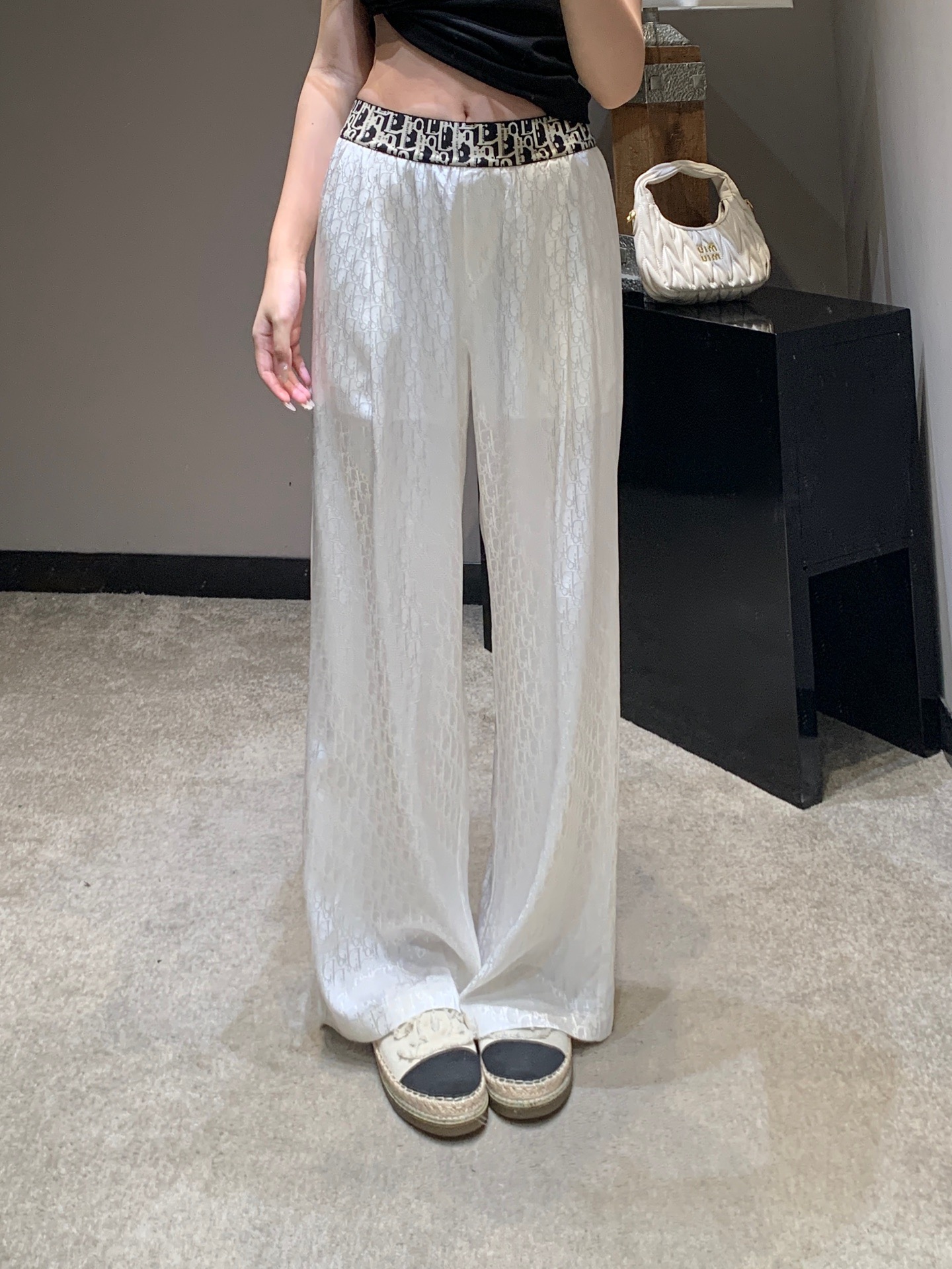 NO:759279,Dio* 26SS early spring new style presbyopic letter jacquard casual wide-leg pants丨Exclusive high-end version!  Interpretation of high-end with minimalist design language. The whole body Oblique jacquard is printed low-key on the white satin, which is unassuming but highly recognizable. The iconic elastic waistband is comfortable and fits well, freeing up the waistline. The wide-leg loose version, smooth drape, and its own aura, can make you become the focus of the crowd with an effortless posture whether it is daily outing or light social occasions. Ready for sale S/M/L,, dior,19860909Dio* 26SS早春新款 老花字母提花休闲阔腿裤丨独家高版出品！以极简的设计语言诠释高级.全身Oblique老花提花,低调地印刻在白色缎面之上,不张扬却极具辨识度.标志性老花松紧腰头,舒适贴合,解放腰线.阔腿的宽松版型,流畅垂坠,自带气场,无论是日常出街还是轻社交场合,都能让你以毫不费力的姿态,成为人群中的焦点.现货发售S/M/L,,dior,,Women's clothing