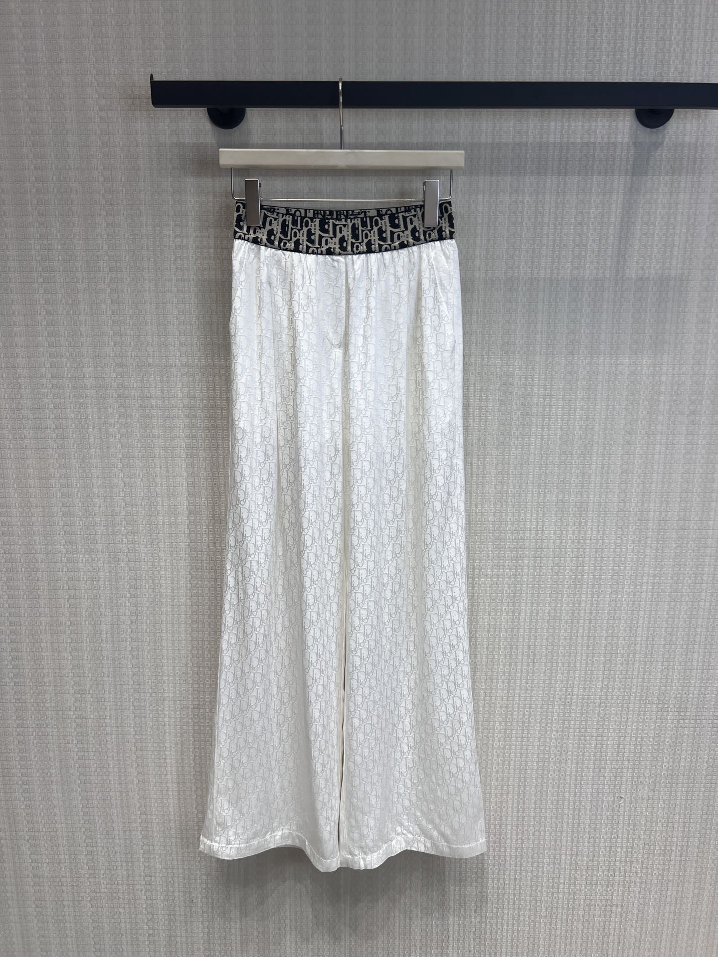 NO:759271,Support exchange Dio* 26SS early spring new style presbyopic letter jacquard casual wide-leg pants丨Exclusive high-end version!  Interpretation of high-end with minimalist design language. The whole body Oblique jacquard is printed on the white satin in a low-key manner, unassuming but highly recognizable. The iconic elastic waistband is comfortable and fit, freeing the waistline. The loose version of the wide legs, smooth drape, and its own aura, can make you become the focus of the crowd with an effortless posture, whether it is daily outing or light social occasions. Ready-made S/M/L real shot details, dior,19860909支持换款Dio* 26SS早春新款 老花字母提花休闲阔腿裤丨独家高版出品！以极简的设计语言诠释高级.全身Oblique老花提花,低调地印刻在白色缎面之上,不张扬却极具辨识度.标志性老花松紧腰头,舒适贴合,解放腰线.阔腿的宽松版型,流畅垂坠,自带气场,无论是日常出街还是轻社交场合,都能让你以毫不费力的姿态,成为人群中的焦点.现货发售S/M/L实拍细节图,,dior,,Women's clothing