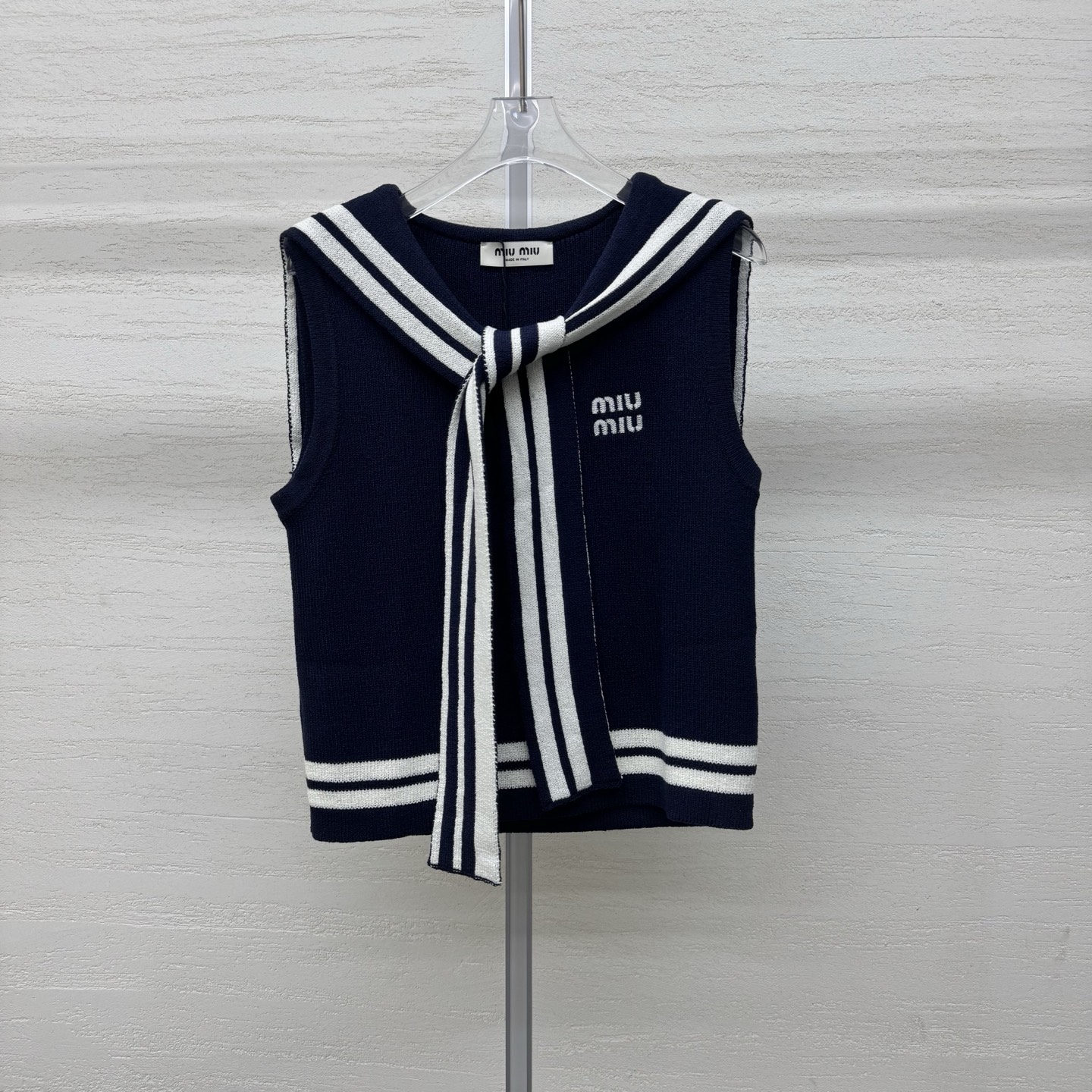 NO:759237,Supports exchange. Miumi*26 new knitted vest comes with a college-like sailor collar, white stripes and contrasting ribbons, tied into a casual knot, miu letter embroidery on the chest, low-key and exquisite, sleeveless tailoring, and a refreshing size for layering shirts or wearing them alone. SML real-time photos, details, miumiu, shirts,19860909支持换款miumi*26新款针织背心自带学院感水手领 白条纹撞色飘带 系成随性结 胸口miu字母刺绣 低调精致 无袖剪裁 叠穿衬衫或单穿都清爽尺码SML现货实拍细节图,,miumiu,shirts,,Women's clothing