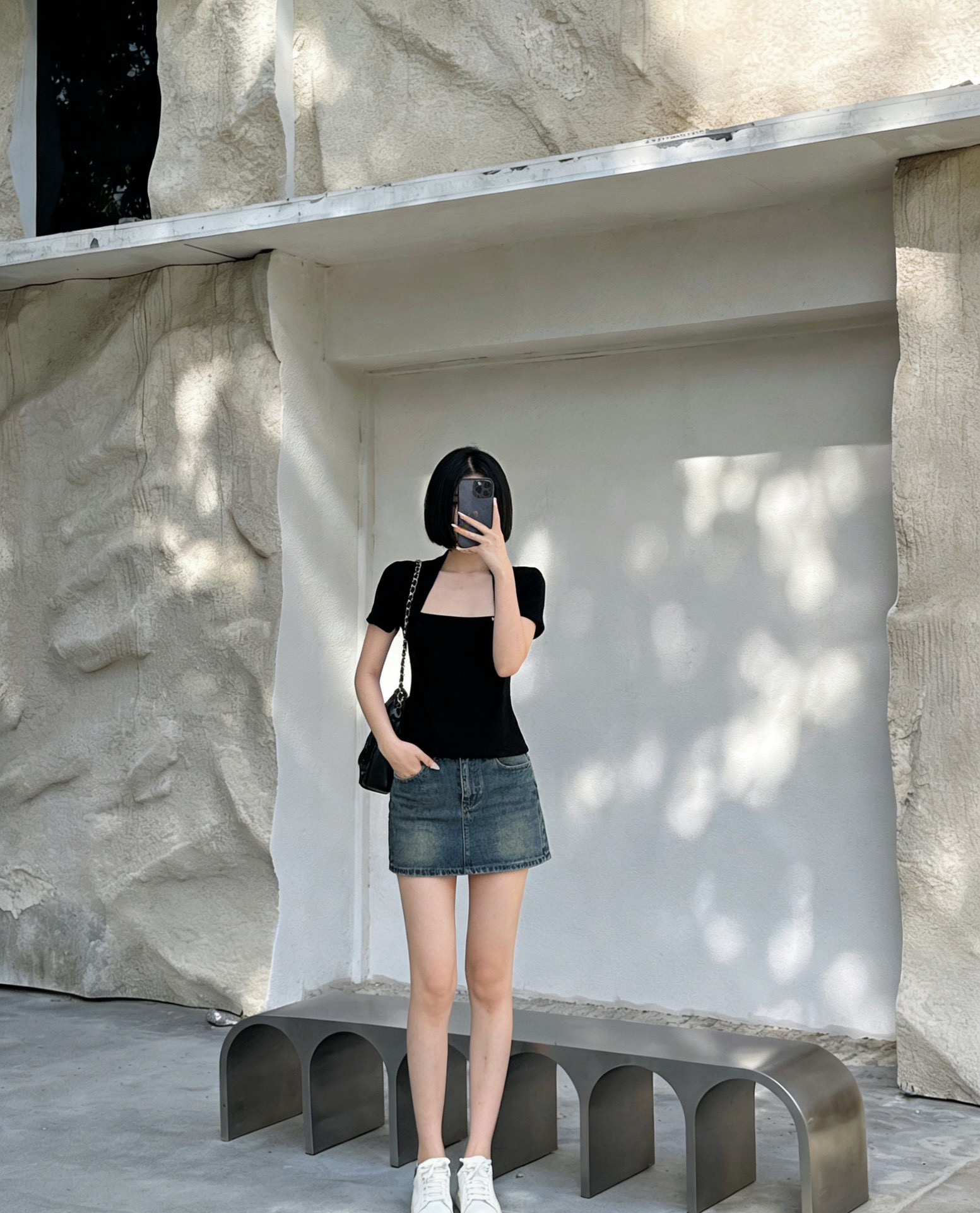 NO:759213,Miumi* 26Ss early spring new style, square collar halter neck, slim fit and skin-friendly short sleeves | Exclusive high-end version!  We select skin-friendly soft and waxy high-elastic fabrics, which fit the body shape like a second skin and outline graceful curves. The minimalist logo is embellished on the neckline, showing a luxurious texture in a low-key manner. Whether worn alone to create a bright focus, or layered with a suit or windbreaker as an inner layer, it can easily become the finishing touch of the look. Available now in black and white S/M/L,, miumiu, T-shirt, business suit,19860909Miumi* 26Ss早春新款 方领挂脖修身亲肤短袖丨独家高版出品！甄选亲肤软糯的高弹面料,如第二层肌肤般贴合身形,勾勒出曼妙曲线.极简的logo点缀在领口,低调中尽显奢华质感,无论是单穿打造明艳焦点,还是叠穿西装、风衣作为内搭,都能轻松成为造型的点睛之笔.现货发售 黑白两色S/M/L,,miumiu,T-shirt,business suit,,Women's clothing