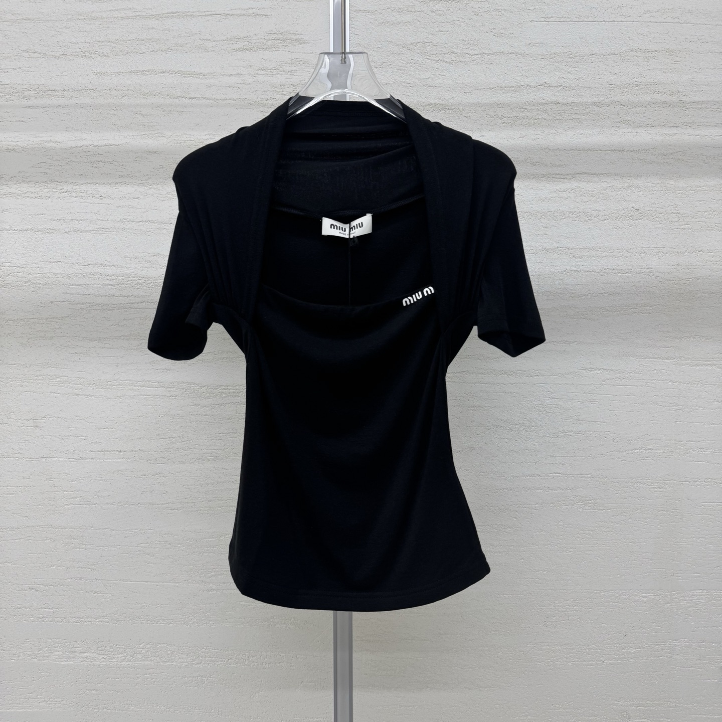 NO:759287,Support exchange Miumi* 26Ss early spring new style square collar halter neck slim skin-friendly short sleeves丨Exclusive high-end version!  We select skin-friendly, soft and waxy high-elastic fabrics that fit the body like the second layer of skin and outline graceful curves. The minimalist logo is embellished on the neckline, showing a luxurious texture in a low-key manner. Whether worn alone to create a bright focus, or layered with a suit or windbreaker as an inner layer, it can easily become the finishing touch of the look. Available now. Black and white S/M/L real shot details,, miumiu, T-shirt, business suit,19860909支持换款 Miumi* 26Ss早春新款 方领挂脖修身亲肤短袖丨独家高版出品！甄选亲肤软糯的高弹面料,如第二层肌肤般贴合身形,勾勒出曼妙曲线.极简的logo点缀在领口,低调中尽显奢华质感,无论是单穿打造明艳焦点,还是叠穿西装、风衣作为内搭,都能轻松成为造型的点睛之笔.现货发售 黑白两色S/M/L实拍细节图,,miumiu,T-shirt,business suit,,Women's clothing