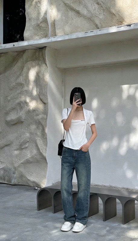 NO:759229,Miumi* 26Ss early spring new style, square collar halter neck, slim fit and skin-friendly short sleeves | Exclusive high-end version!  We select skin-friendly soft and waxy high-elastic fabrics, which fit the body shape like a second skin and outline graceful curves. The minimalist logo is embellished on the neckline, showing a luxurious texture in a low-key manner. Whether worn alone to create a bright focus, or layered with a suit or windbreaker as an inner layer, it can easily become the finishing touch of the look. Available now in black and white S/M/L,, miumiu, T-shirt, business suit,19860909Miumi* 26Ss早春新款 方领挂脖修身亲肤短袖丨独家高版出品！甄选亲肤软糯的高弹面料,如第二层肌肤般贴合身形,勾勒出曼妙曲线.极简的logo点缀在领口,低调中尽显奢华质感,无论是单穿打造明艳焦点,还是叠穿西装、风衣作为内搭,都能轻松成为造型的点睛之笔.现货发售 黑白两色S/M/L,,miumiu,T-shirt,business suit,,Women's clothing