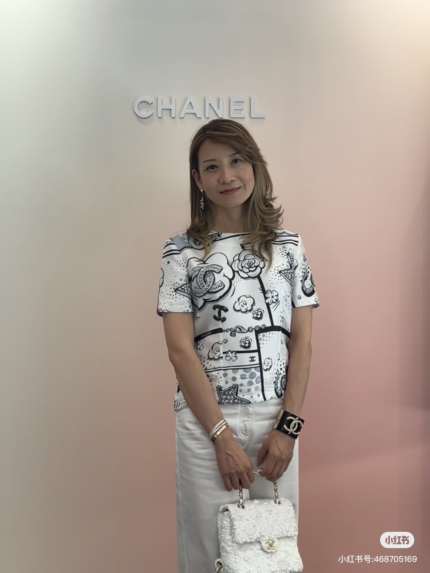 NO:760713,Cha* 26C advanced handicraft workshop series new star cartoon camellia silk printed short-sleeved T-shirt丨Exclusively developed by yb!  Top quality production!  Made of heavy mulberry silk, the black and white tones of the cartoon prints are like stars in pop art. The three-dimensional camellia and the double C logo collide between the dots and lines, retro and avant-garde. The neat round neck and short silhouette allow haute couture art to be integrated into daily life. Whether worn alone or layered, it can become a walking fashion narrative. Available in stock S/M/L,, T-shirt, tees, t-shirt, real silk,19860909Cha* 26C高级手工坊系列新款 星星卡通山茶花真丝印花短袖T恤丨独家yb开发！顶级高版出品！采用重磅桑蚕丝,黑白灰调的卡通印花如波普艺术般跃然衣间闪耀星星、立体山茶花与双C标识在网点与线条间碰撞,复古又先锋.利落圆领与短款廓形,让高定艺术融入日常,无论是单穿还是叠搭,都能成为行走的时尚叙事.现货发售S/M/L,,T-shirt,tees，t-shirt,real silk,,Women's clothing