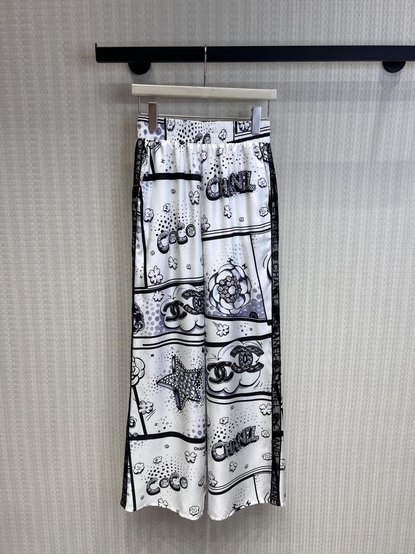 NO:760718,Support exchange Cha* 26C advanced handicraft workshop series new star cartoon camellia silk printed casual trousers丨exclusively developed by yb!  Top quality production!  Selection of smooth mulberry silk, skin-friendly and breathable, with built-in soft light filter; cartoon star and camellia prints break the seriousness, injecting playful vitality into the restraint of black, white and gray. The wide-leg version modifies the leg shape, and the elastic waistband adapts to various body shapes.  Paired with suspenders or short tops, you can easily create a relaxed and high-end feel in vacation scenes such as Phuket and Miami. It is the finishing touch of your wardrobe that is both artistic and practical. Ready stock S/M/L real shot details,, real  silk,19860909支持换款Cha* 26C高级手工坊系列新款 星星卡通山茶花真丝印花休闲长裤丨独家yb开发！顶级高版出品！甄选柔滑桑蚕丝,亲肤透气又自带柔光滤镜；卡通星星与山茶花印花打破严肃感,在黑白灰的克制中注入俏皮活力.阔腿版型修饰腿型,松紧腰头适配多元身形,搭配吊带或短上衣,轻松打造普吉岛、迈阿密等度假场景的松弛高级感,是衣橱中兼具艺术感与实穿性的点睛之笔.现货发售S/M/L实拍细节图,,real silk,,Women's clothing