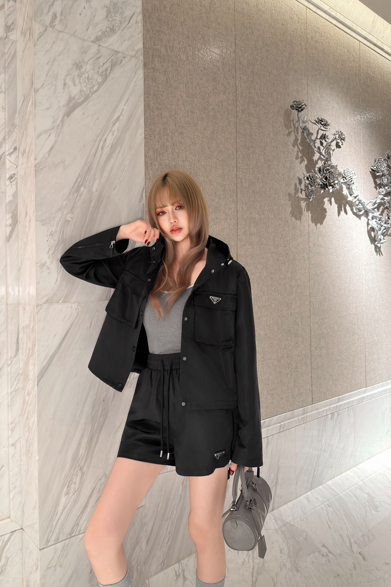 NO:760675,Prad* 26Ss early spring new style regenerated nylon short hooded jacket + drawstring shorts set丨exclusively developed by yb!  Top quality production!  The classic triangle logo outlines the brand recognition, and the neat stand-up collar and loose silhouette bring out the casualness and high-end feel of early spring. The recycled nylon material is light and crisp, and the short cut optimizes body proportions. It can be layered or worn alone to create a relaxed Italian modern style. It is the finishing touch of the early spring wardrobe. Two colors, ready for sale S/M/L,, prada, shorts, jackets & coats, hats,19860909Prad* 26Ss早春新款 再生尼龙短连帽外套+抽绳短裤套装丨独家yb开发！顶级高版出品！经典三角标勾勒品牌辨识度,利落立领搭配宽松廓形,把早春的随性与高级感拉满.再生尼龙材质轻盈又挺括,短款剪裁优化身材比例,叠穿内搭或单穿都能打造出松弛的意式摩登,是早春衣橱的点睛之选.两色,现货发售S/M/L,,prada,shorts,jackets & coats,hats,,Women's clothing