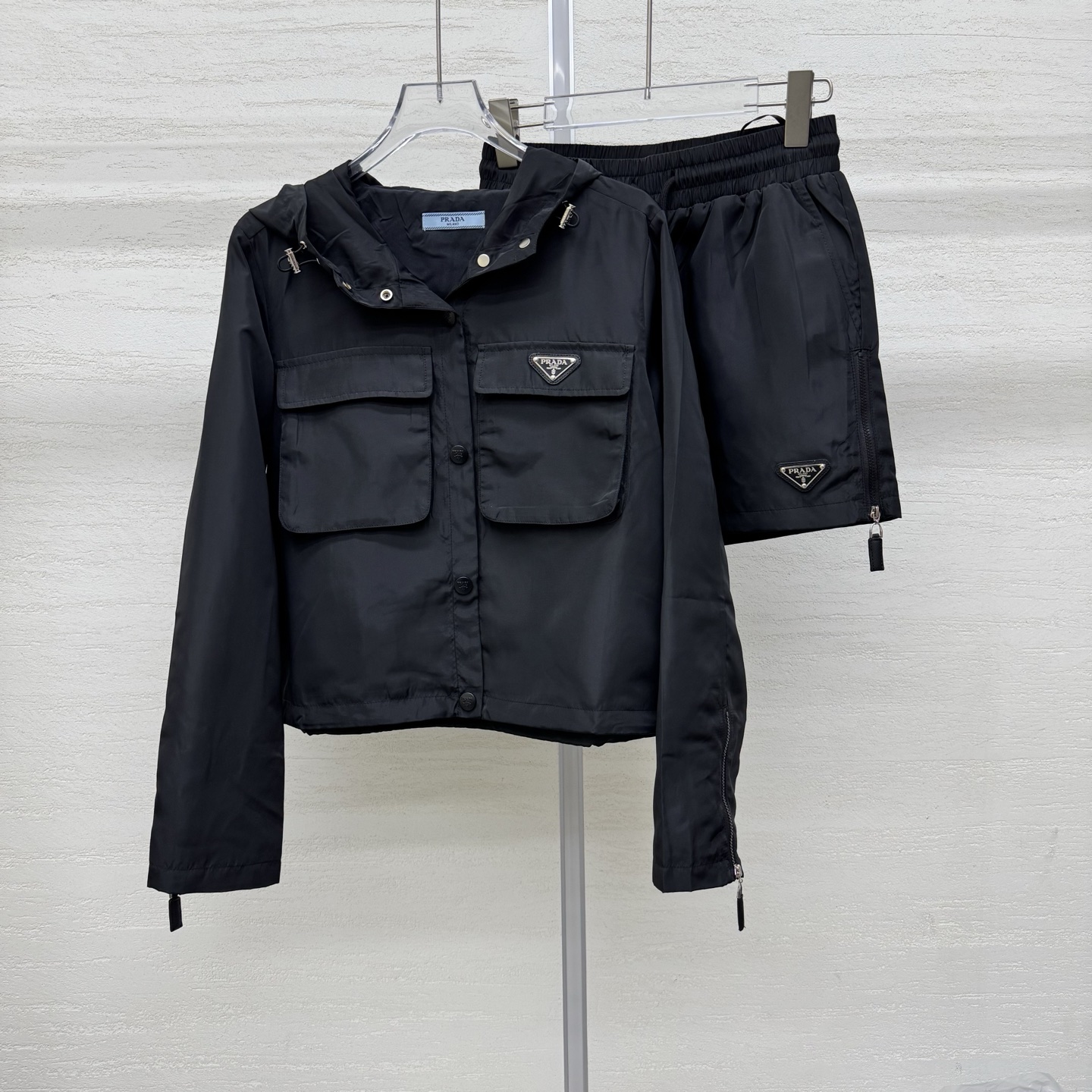 NO:760666,Support Prad* 26Ss early spring new style regenerated nylon short hooded jacket + drawstring shorts set | Exclusively developed by yb!  Top quality production!  The classic triangle logo outlines the brand recognition, and the neat stand-up collar and loose silhouette bring out the casualness and high-end feel of early spring. The recycled nylon material is light and crisp, and the short cut optimizes body proportions. It can be layered or worn alone to create a relaxed Italian modern style. It is the finishing touch of the early spring wardrobe. Two colors, ready-made S/M/L real shot details, prada, shorts, jackets & coats, hats,19860909支持换款Prad* 26Ss早春新款 再生尼龙短连帽外套+抽绳短裤套装丨独家yb开发！顶级高版出品！经典三角标勾勒品牌辨识度,利落立领搭配宽松廓形,把早春的随性与高级感拉满.再生尼龙材质轻盈又挺括,短款剪裁优化身材比例,叠穿内搭或单穿都能打造出松弛的意式摩登,是早春衣橱的点睛之选.两色,现货发售S/M/L实拍细节图,,prada,shorts,jackets & coats,hats,,Women's clothing