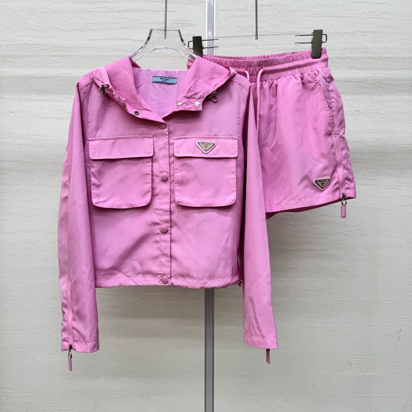 NO:760682,支持换款Prad* 26Ss早春新款 再生尼龙短连帽外套+抽绳短裤套装丨独家yb开发！  Top quality production! 经典三角标勾勒品牌辨识度,利落立领搭配宽松廓形,把早春的随性与高级感拉满.再生尼龙材质轻盈又挺括,短款剪裁优化身材比例,叠穿内搭或单穿都能打造出松弛的意式摩登,是早春衣橱的点睛之选.两色,现货发售S/M/L实拍细节图,,prada,shorts,jackets & coats,hats,19860909支持换款Prad* 26Ss早春新款 再生尼龙短连帽外套+抽绳短裤套装丨独家yb开发！顶级高版出品！经典三角标勾勒品牌辨识度,利落立领搭配宽松廓形,把早春的随性与高级感拉满.再生尼龙材质轻盈又挺括,短款剪裁优化身材比例,叠穿内搭或单穿都能打造出松弛的意式摩登,是早春衣橱的点睛之选.两色,现货发售S/M/L实拍细节图,,prada,shorts,jackets & coats,hats,,Women's clothing