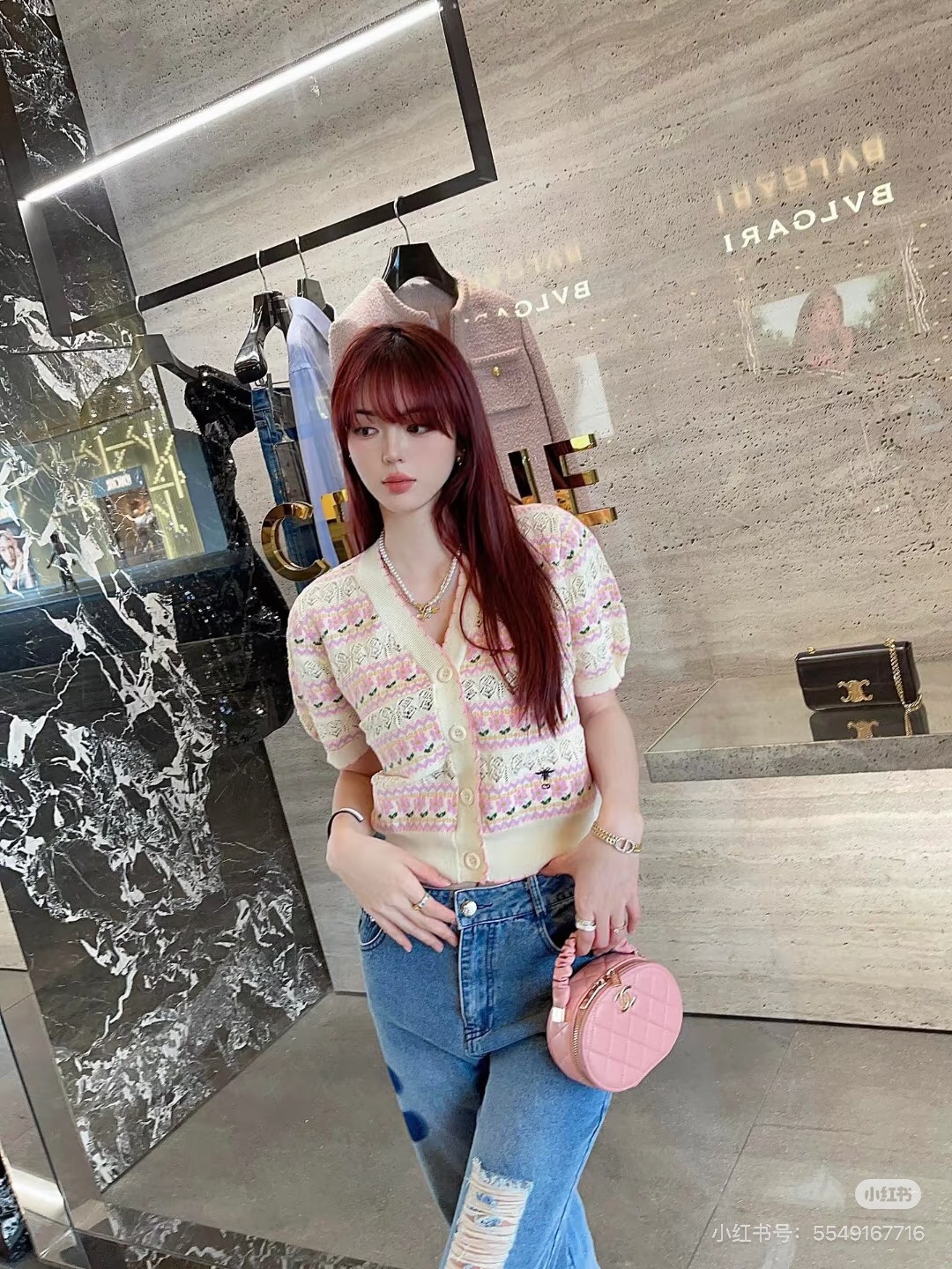 NO:760723,Dio*26ss new spring and summer short-sleeved knitted cardigan interprets the spring style and outlines a dreamy atmosphere with soft tones. Off-white background color with pink and purple flower patterns. Exquisite and smart. Every pattern tells elegance. Unique hollow design adds layering and breathing. Iconic bee elements are low-key embellishments to highlight the brand style. V-neck and button design modify the neck line. Playful wavy edges show sweetness. Ready for sale. Size  363840,,dior,T-shirt,19860909Dio*26ss春夏新款短袖针织开衫 演绎春日风情以柔和色调勾勒梦幻氛围 米白底色搭配粉紫花朵图案 精致且灵动 每一处花纹都诉说着优雅 独特镂空设计 增添层次感与呼吸感 标志性蜜蜂元素低调点缀 彰显品牌格调 V领与纽扣设计 修饰颈部线条 俏皮波浪边尽显甜美 现货发售 尺码 363840,,dior,T-shirt,,Women's clothing