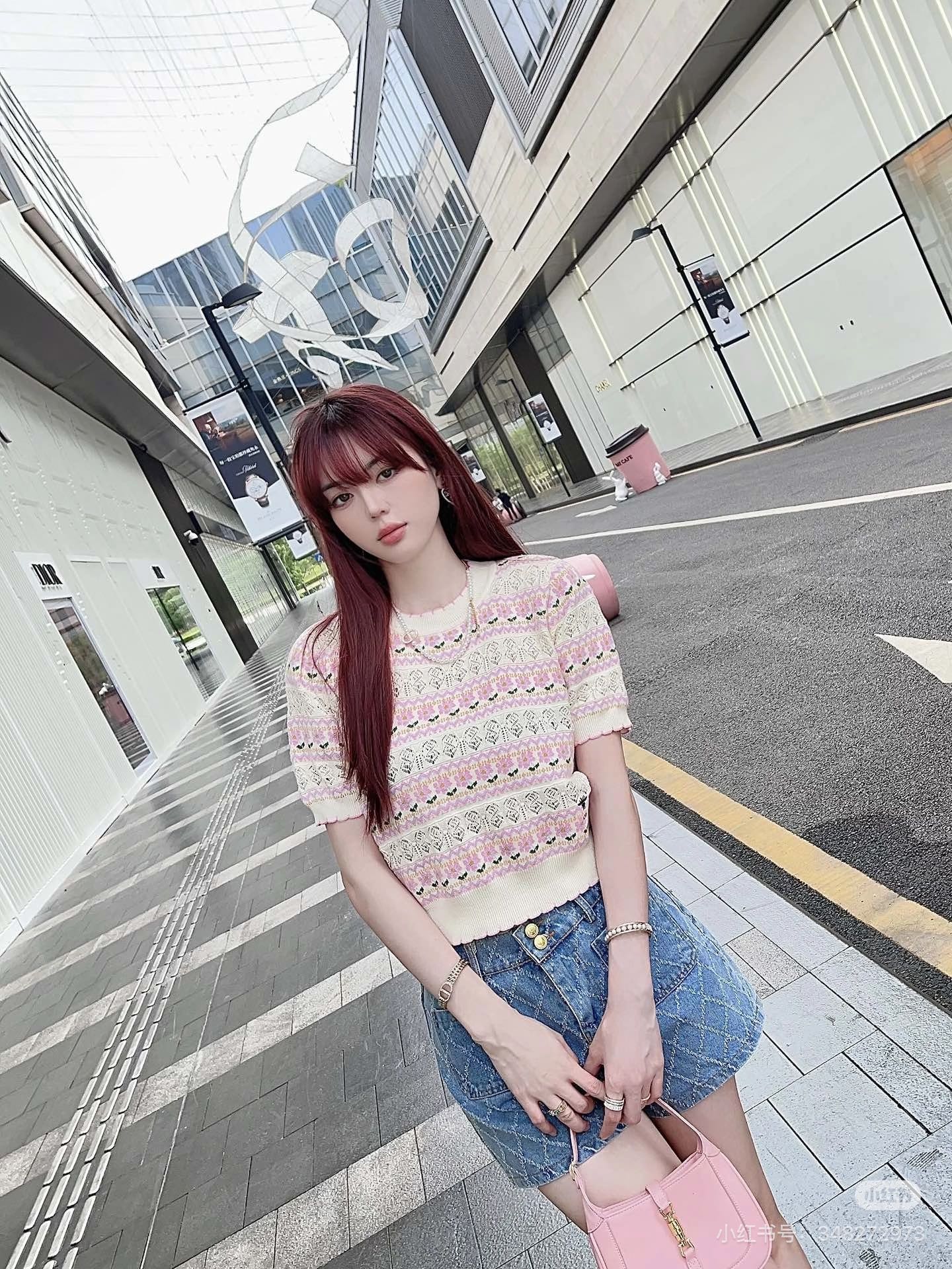 NO:760710,26ss new spring and summer Dio* knitted round-neck short sleeves outline a dreamy atmosphere in soft tones. Off-white background with pink and purple flower patterns. Exquisite and smart. Every pattern tells elegance. Unique hollow design adds layering and breathing. Iconic bee elements are low-key embellishment. Playful wavy edges show sweetness. Ready for sale. Size 363840, dior, T-shirt,1986090926ss春夏新款 Dio*针织圆领短袖以柔和色调勾勒梦幻氛围 米白底色搭配粉紫花朵图案 精致且灵动 每一处花纹都诉说着优雅 独特镂空设计 增添层次感与呼吸感 标志性蜜蜂元素低调点缀 俏皮波浪边尽显甜美 现货发售 尺码363840,,dior,T-shirt,,Women's clothing