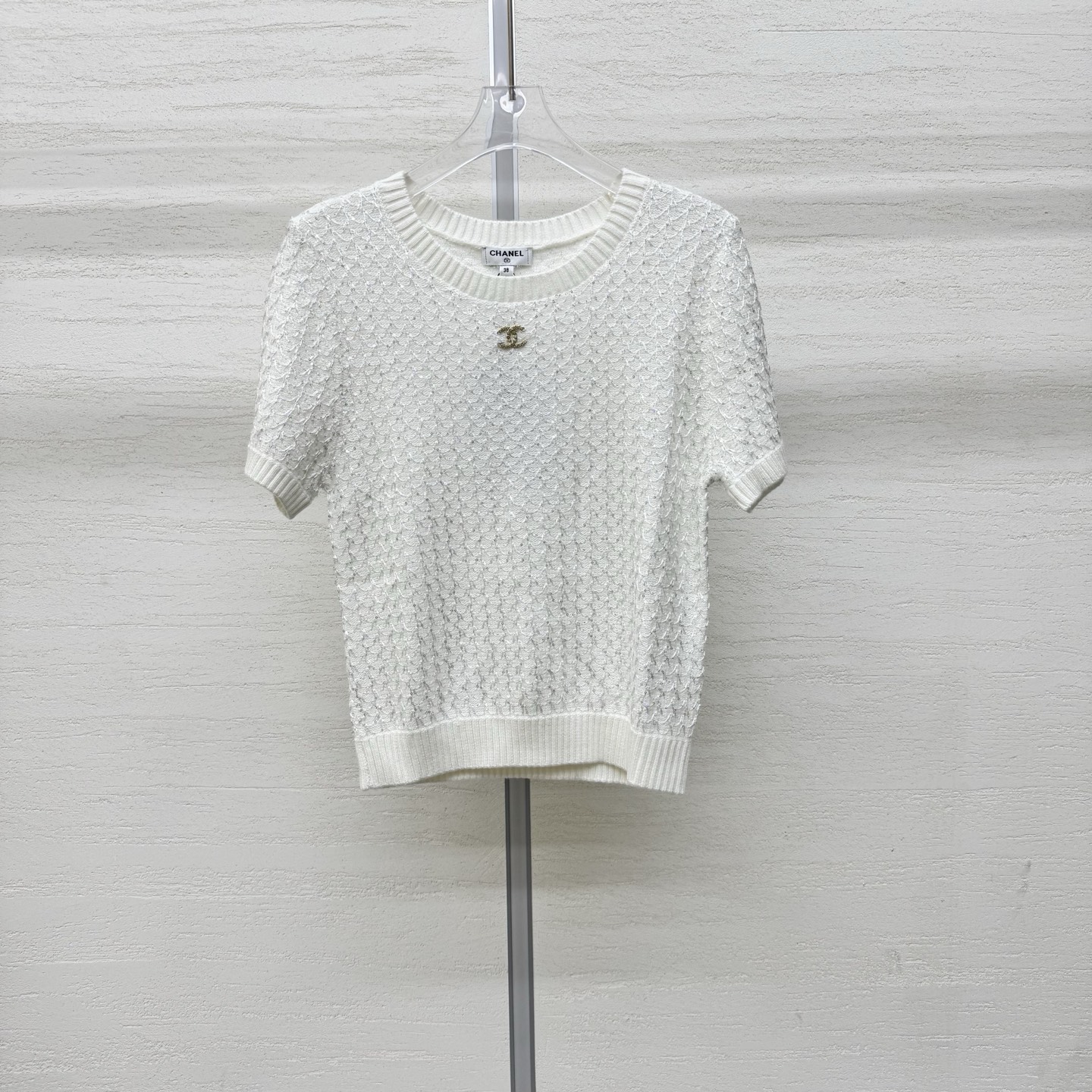 NO:760688,Support Chane*26 new style knitted round neck short sleeves, fine glitter beads interwoven knitted texture, low-key and elegant, neat and not picky about the body shape, slightly loose tailoring, hiding the flesh and showing proportions, ready for sale in two colors and sizes, SML real shot details,, chanel, T-shirt,19860909支持换款Chane*26新款针织圆领短袖细闪珠片交织针织肌理 低调又显贵 利落不挑身形 微宽松剪裁 藏肉又显比例 现货发售两色尺码SML实拍细节图,,chanel,T-shirt,,Women's clothing