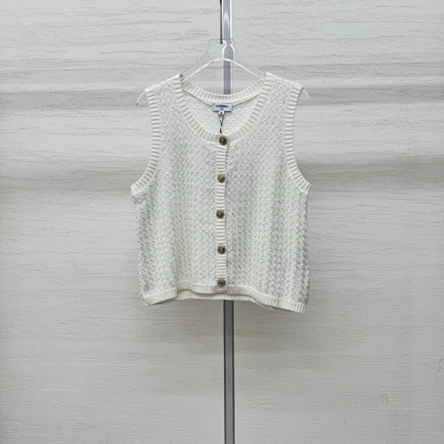 NO:760673,Support Chane*26 new style knitted round-neck cardigan vest, fine glitter beads interwoven knitted texture, low-key and noble, round neck + metal buckle design, neat and not picky about the body shape, sleeveless version, suitable for layering shirts/base-shirts, slightly loose tailoring, hiding the flesh and showing proportions, ready for sale in two colors, SML real shot details,, chanel, shirts,19860909支持换款Chane*26新款针织圆领开衫背心细闪珠片交织针织肌理 低调又显贵 圆领+金属扣设计 利落不挑身形 无袖版型 叠穿衬衫/打底衫都适配 微宽松剪裁 藏肉又显比例 现货发售两色尺码SML实拍细节图,,chanel,shirts,,Women's clothing