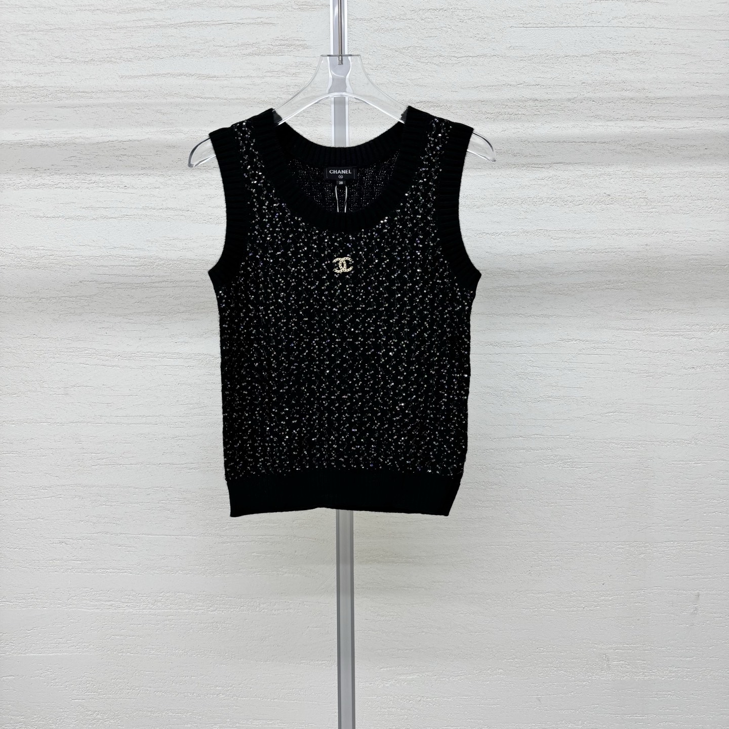 NO:760649,Supports exchange. Chane*26 new knitted vest with fine glitter sequins interwoven knitted texture. Low-key and noble. Neat and not picky on the body shape. Sleeveless version. Suitable for layered shirts/bottoming shirts. Slightly loose tailoring. Hidden flesh and shows proportions. Ready for sale in two colors. SML real shot details,,chanel,shirts,19860909支持换款 Chane*26新款针织背心细闪珠片交织针织肌理 低调又显贵 利落不挑身形 无袖版型 叠穿衬衫/打底衫都适配 微宽松剪裁 藏肉又显比例 现货发售两色尺码SML实拍细节图,,chanel,shirts,,Women's clothing