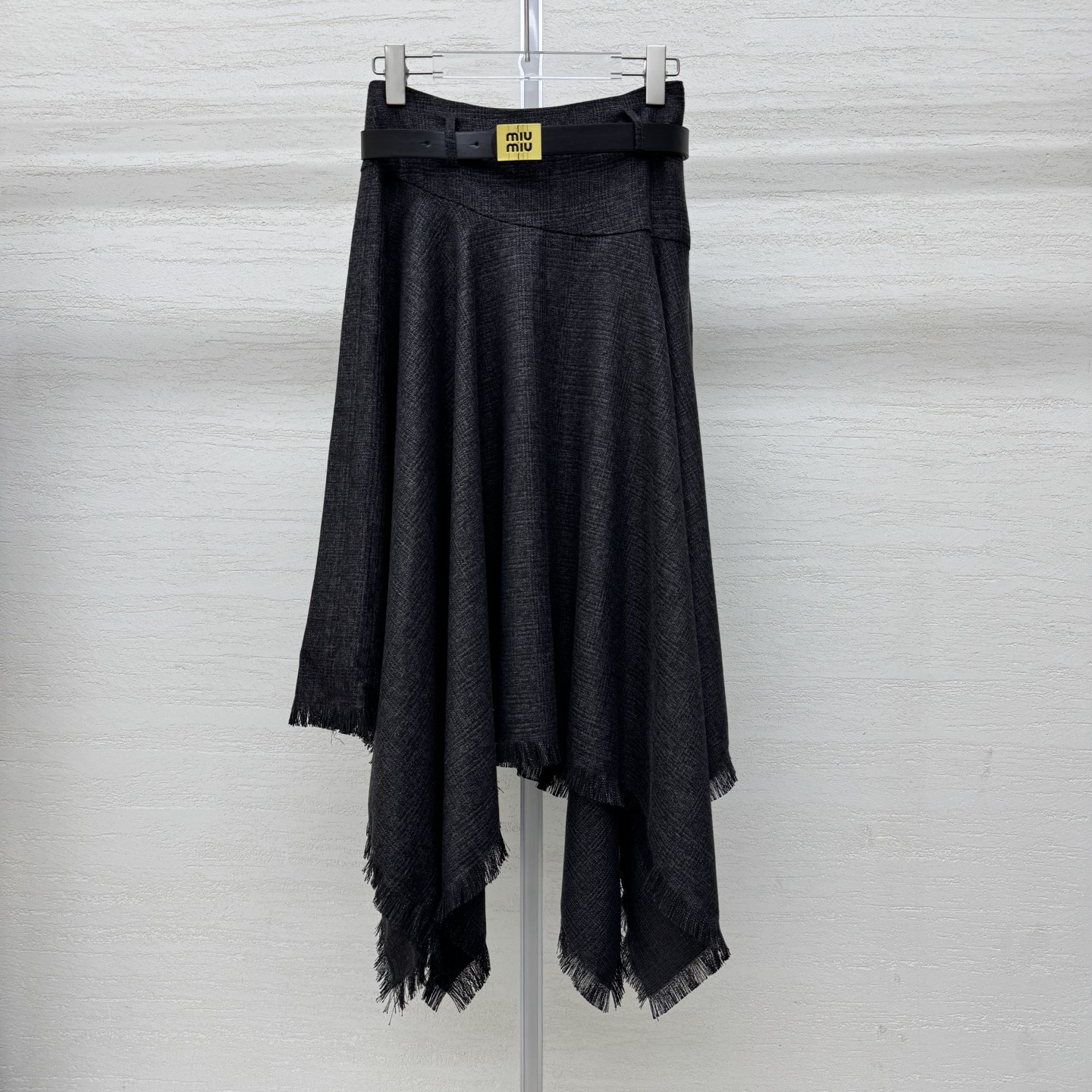 NO:762182,Support exchange of miumi*26Ss early spring new style high-end gray irregular belt skirt丨exclusively developed by yb!  Top quality production!  Reshape the commuter wardrobe with iconic deconstructed aesthetics. The crisp cotton fabric is embellished with a leather belt with pure copper hardware buckles, and the irregular flowing hem shows a sense of flow when walking. The minimalist color matching and neat tailoring have both a sense of relaxation and a sense of luxury. It is suitable for shirts, sweaters and other tops. It is the core item to create a minimalist atmosphere in early spring. S/M/L real shot details for sale now, miumiu, skirts, shirts,19860909支持换款miumi*26Ss早春新款 高级灰不规则腰带半身裙丨独家yb开发！顶级高版出品！以标志性解构美学重塑通勤衣橱.挺括棉质面料搭配纯铜五金扣皮革腰带点缀,不规则流梳边下摆行走间尽显流动感.极简配色与利落剪裁兼具松弛感与高级感,适配衬衫、针织衫等多种上衣,是早春打造极简氛围感的核心单品.现货发售S/M/L实拍细节图,,miumiu,skirts,shirts,,Women's clothing