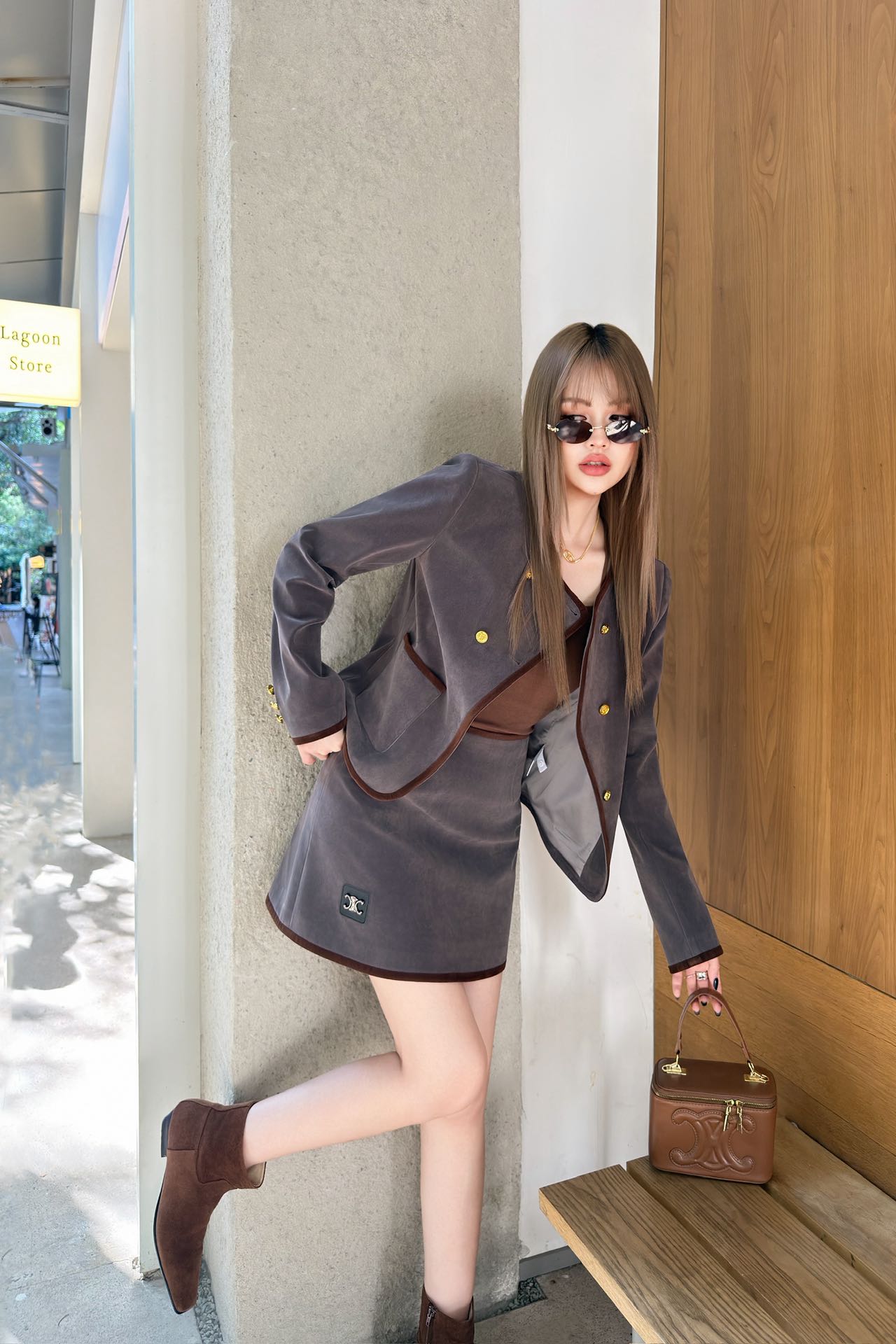 NO:762180,CELIN* 26ss early spring new style retro-style double-breasted short jacket + leather label A-line high-waisted skirt suit is exclusively produced in high version!  The all-over suede material and the iconic hardware logo leather stamp highlight the brand's tone. The contrasting color skirt of the skirt matches the retro color of the top. It is a perfect set, adding layering to the look. It has a high wear rate and is absolutely versatile!  Available in stock S/M/L,,celine,skirts,jackets & coats,chamois leather,19860909CELIN* 26ss早春新款 复古风双排扣短款外套+皮标A字高腰半裙套装独家高版出品！通体麂皮绒材质标志性五金徽标皮章 彰显品牌调性 半裙撞色裙摆配合上衣复古颜色上下乎应 完美成套 增添造型层次感 实穿率超高, 绝对百搭的款式！现货发售S/M/L,,celine,skirts,jackets & coats,chamois leather,,Women's clothing