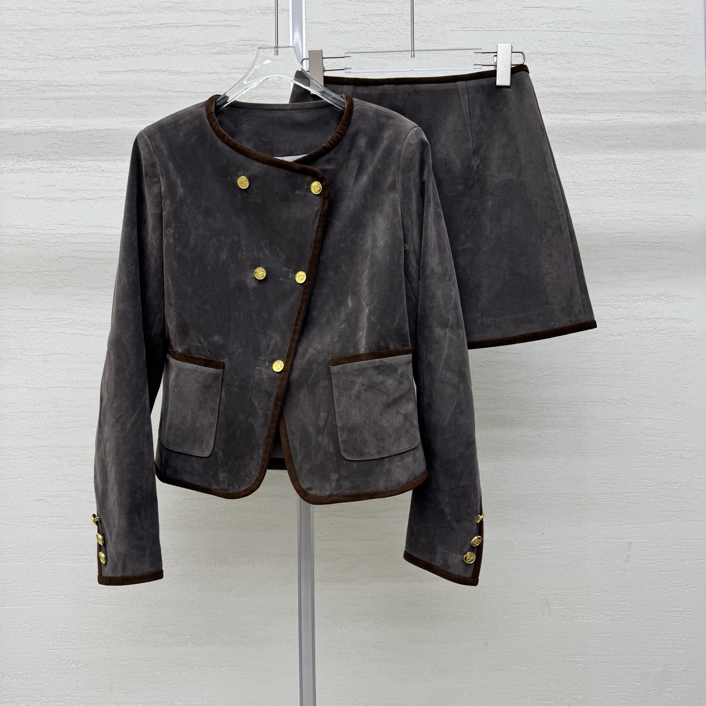 NO:762178,Support CELIN* 26ss early spring new retro-style double-breasted short jacket + leather label A-line high-waisted skirt set, exclusive high-end version!  The all-over suede material and the iconic hardware logo leather stamp highlight the brand's tone. The contrasting color skirt of the skirt matches the retro color of the top. It is a perfect set, adding layering to the look. It has a high wear rate and is absolutely versatile!  Ready sale S/M/L real shot details,,celine,skirts,jackets & coats,chamois leather,19860909支持换款CELIN* 26ss早春新款 复古风双排扣短款外套+皮标A字高腰半裙套装独家高版出品！通体麂皮绒材质标志性五金徽标皮章 彰显品牌调性 半裙撞色裙摆配合上衣复古颜色上下乎应 完美成套 增添造型层次感 实穿率超高, 绝对百搭的款式！现货发售S/M/L实拍细节图,,celine,skirts,jackets & coats,chamois leather,,Women's clothing