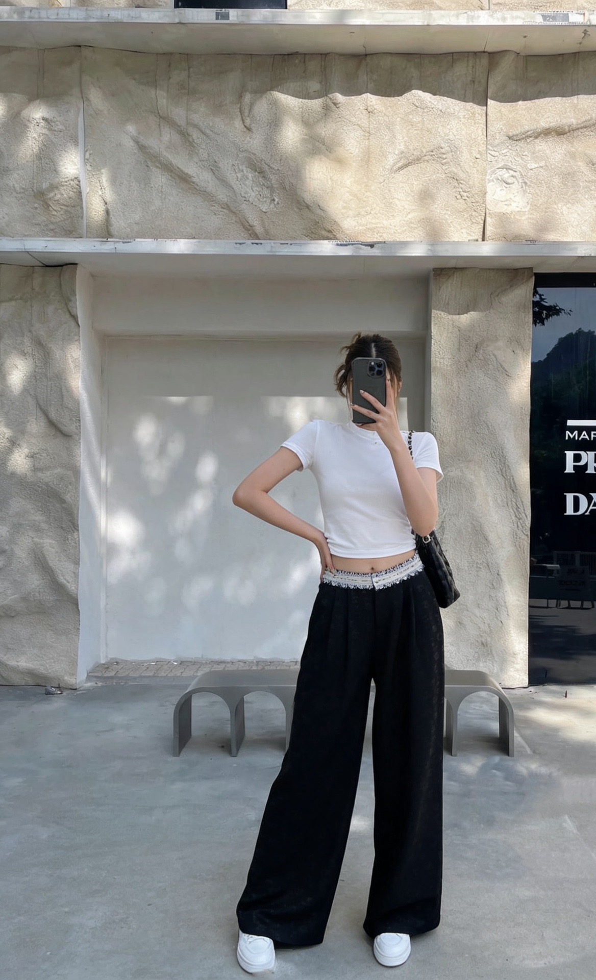 NO:762716,Ready for sale Chaen*26SS new summer lace splicing casual pants丨Exclusive high-end version!  You won’t be allowed to live without these great-looking pants!  Exclusive design of lace rib stitching on the waist of pants!  The classic double C dark pattern jacquard fabric is unique and the style of casual pants that shows off your leg length is super nice!  Perfect for comfort, the pattern covers the flesh and makes you look slimmer. It is tolerant and does not pick on your figure. The upper body is not bloated at all. The drape is very good and it goes well with various tops for daily use!  It allows even small people to wear clothes with a 37% body proportion. All in all, it is easy to wear and easy to match!  Highly recommended!  Get it now!  Two colors available in stock S/M/L,,19860909现货发售 Chaen*26SS夏季新款 蕾丝拼接休闲裤丨独家高版出品！这条巨好看的裤子不允许你没有！裤子腰部蕾丝罗纹拼接的独家设计！经典满双C暗纹提花面料 别出一格 巨显腿长的休闲裤版型超级nice！舒适感满分版型遮肉又显瘦 包容性强不挑身材 上身一点都不臃肿 垂感非常好日常搭配各种上衣都很OK！让小个子也能穿出三七分身材比例总而言之就是好穿又好搭！强烈推荐！赶紧入手吧！两色现货发售 S/M/L,,,Women's clothing