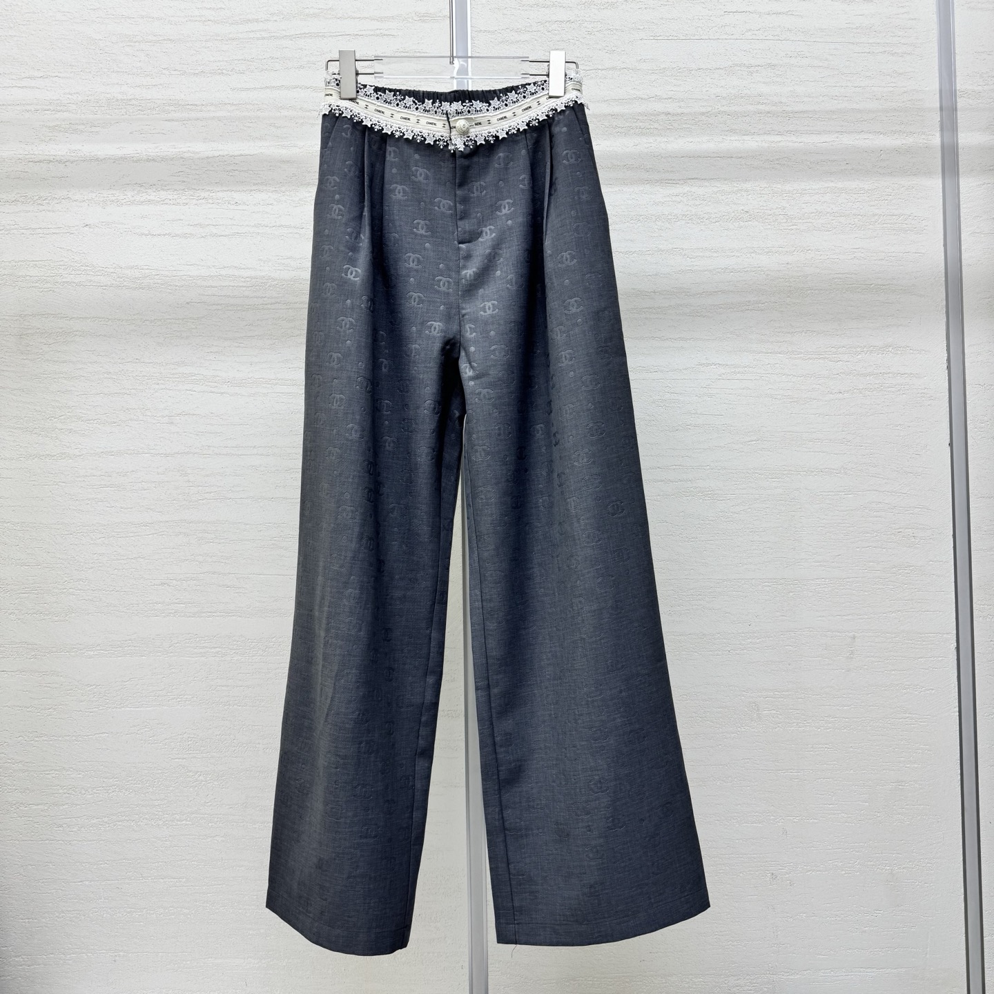 NO:762710,Available now and available for exchange. Chaen*26SS new summer lace splicing casual pants丨exclusive high-end version!  You won’t be allowed to live without these great-looking pants!  Exclusive design of lace rib stitching on the waist of pants!  The classic double C dark pattern jacquard fabric is unique and the style of casual pants that shows off your leg length is super nice!  Perfect for comfort, the pattern covers the flesh and makes you look slimmer. It is tolerant and does not pick on your figure. The upper body is not bloated at all. The drape is very good and it goes well with various tops for daily use!  It allows even small people to wear clothes with a 37% body proportion. All in all, it is easy to wear and easy to match!  Highly recommended!  Get it now!  Two colors ready for sale, S/M/L real shot details,,19860909现货发售支持换款Chaen*26SS夏季新款 蕾丝拼接休闲裤丨独家高版出品！这条巨好看的裤子不允许你没有！裤子腰部蕾丝罗纹拼接的独家设计！经典满双C暗纹提花面料 别出一格 巨显腿长的休闲裤版型超级nice！舒适感满分版型遮肉又显瘦 包容性强不挑身材 上身一点都不臃肿 垂感非常好日常搭配各种上衣都很OK！让小个子也能穿出三七分身材比例总而言之就是好穿又好搭！强烈推荐！赶紧入手吧！两色现货发售 S/M/L实拍细节图,,,Women's clothing