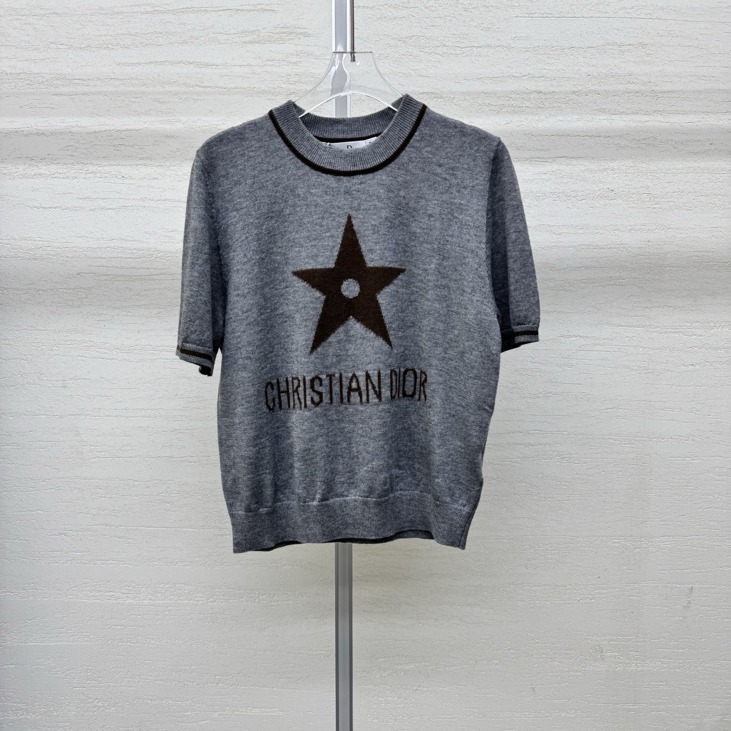 NO:762719,Support Dio*26 early spring new style knitted round neck short-sleeved wool and cashmere fabric, delicate and skin-friendly, high-end texture, five-pointed star jacquard on the chest + 'CH*ISTIAN DIO*' letter strip, simple and recognizable, loose version, more layered when worn alone, refreshing layered jackets, two-color sizes, SML real-shot details, dior, jackets & coats, T-shirt,19860909支持换款Dio*26早春新款针织圆领短袖羊毛羊绒面料细腻亲肤 质感高级 胸口五角星提花+“CH*ISTIAN DIO*”字母条带 简约有辨识度 宽松版型 单穿清爽叠搭外套更有层次两色尺码SML现货实拍细节图,,dior,jackets & coats,T-shirt,,Women's clothing