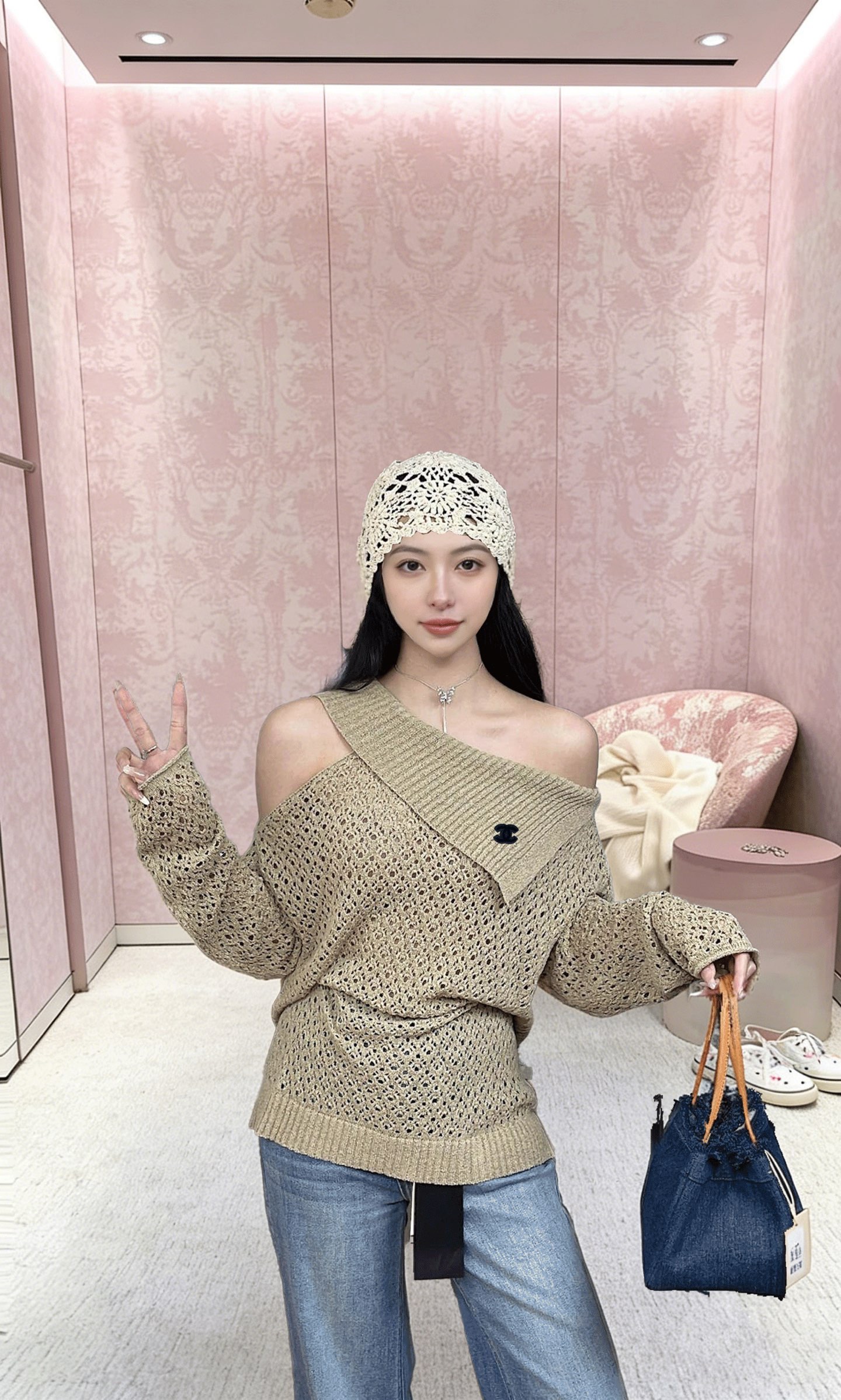 NO:762728,26ss* new slanted shoulder lapel sweater. The hollow design exposes the collarbone line of the shoulders. The loose shoulders hide the small flesh. The fabric is breathable and comfortable. The small lapel logo is decorated with logo! Upper body high-end atmosphere, ready for sale in 3 color codes //,,sweaters,1986090926ss*新款斜肩翻领毛衣 镂空设计露出双肩锁骨线条宽松落肩藏住小肉肉 面料透气舒适小翻领logo修饰点缀！上身高级氛围感 现货发售3色碼 //,,sweaters,,Women's clothing