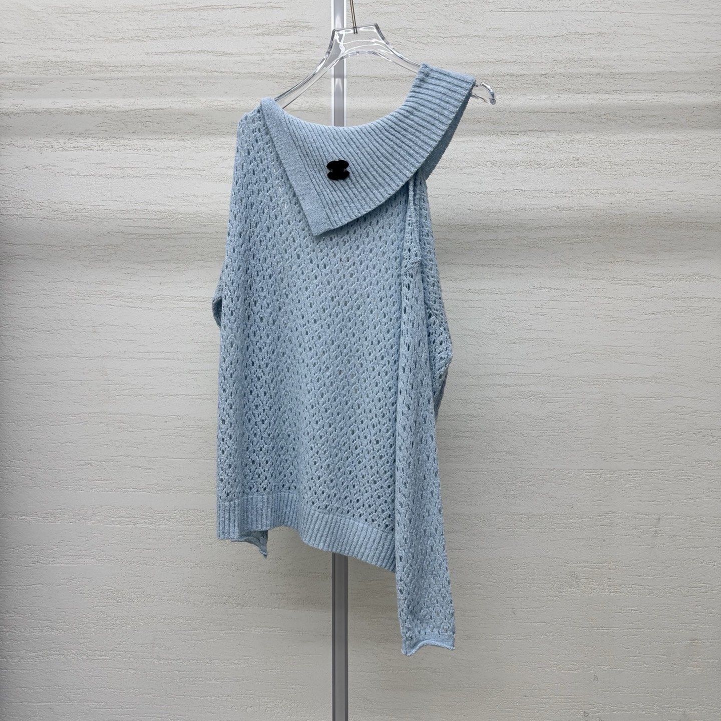 NO:762725,Supports exchange of 26ss* new slanted shoulder lapel sweater. Hollow design exposes the collarbone line of the shoulders. Loose dropped shoulders hide the small flesh. The fabric is breathable and comfortable. The small lapel logo is decorated with logo! Upper body high-end atmosphere, ready for sale in 3 color codes //Real shot details,,sweaters,19860909支持换款26ss*新款斜肩翻领毛衣 镂空设计露出双肩锁骨线条宽松落肩藏住小肉肉 面料透气舒适小翻领logo修饰点缀！上身高级氛围感 现货发售3色碼 //实拍细节图,,sweaters,,Women's clothing