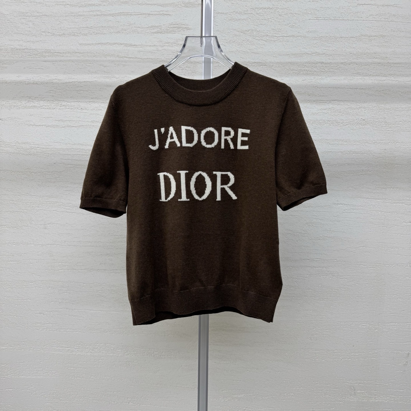 NO:792268,Support Dio*26 new style knitted round neck short sleeves with embroidered letters on the chest. Round neck fit version. Soft and delicate knitting. Suitable for daily commuting and casual outings. Suitable for two-color sizes. SML spot real shot details, dior, T-shirt,19860909支持换款Dio*26新款针织圆领短袖胸前提花字母 圆领合身版型 软糯细腻针织 日常通勤 休闲出街都适配两色尺码SML现货实拍细节图,,dior,T-shirt,,Women's clothing