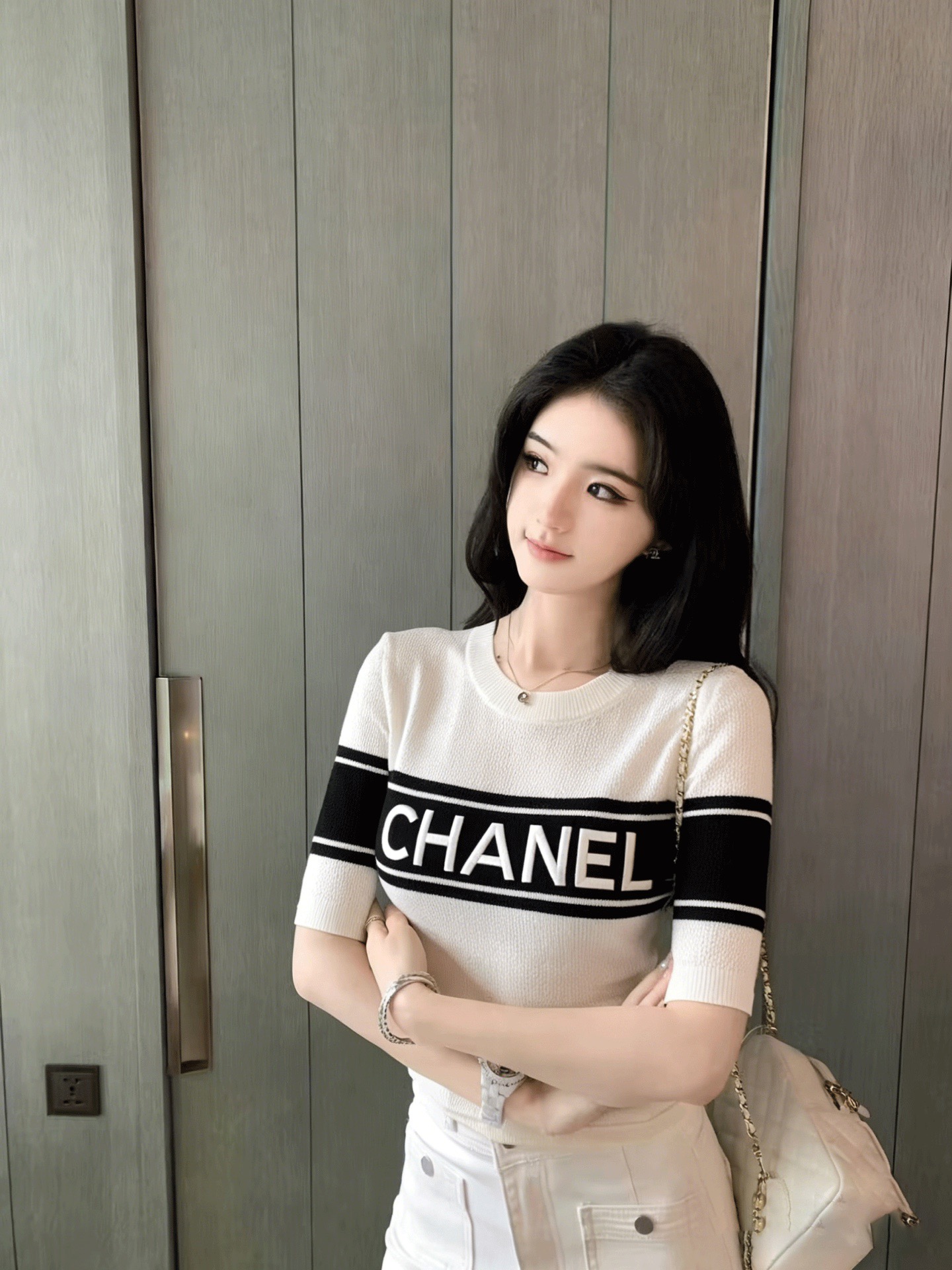 NO:792265,Chane*26 new style knitted round neck short sleeves with three-dimensional embroidered letter jacquard on the chest. Contrast color stripe design on the cuffs. Fine knitted fabric. Breathable and skin-friendly. Can be easily used for commuting and leisure. Two-color sizes. SML spot, chanel, T-shirt,19860909Chane*26新款针织圆领短袖胸前立体刺绣字母提花 袖口撞色条纹设计 细腻针织面料 透气亲肤 通勤休闲都能轻松驾驭两色尺码SML现货,,chanel,T-shirt,,Women's clothing