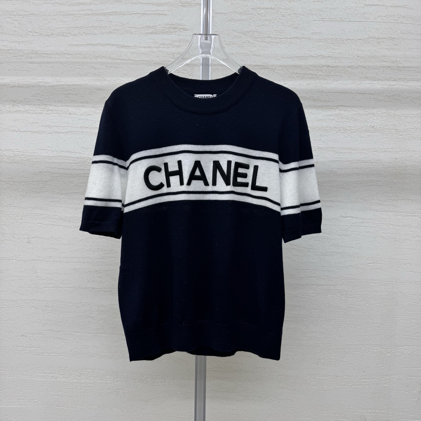 NO:792263,Support Chane*26 new style knitted round neck short sleeves, three-dimensional embroidery letter jacquard on the chest, contrasting stripe design on the cuffs, delicate knitted fabric, breathable and skin-friendly, easy to control for commuting and leisure, two-color sizes, SML real-time photos, detailed pictures,, chanel, T-shirt,19860909支持换款Chane*26新款针织圆领短袖胸前立体刺绣字母提花 袖口撞色条纹设计 细腻针织面料 透气亲肤 通勤休闲都能轻松驾驭两色尺码SML现货实拍细节图,,chanel,T-shirt,,Women's clothing