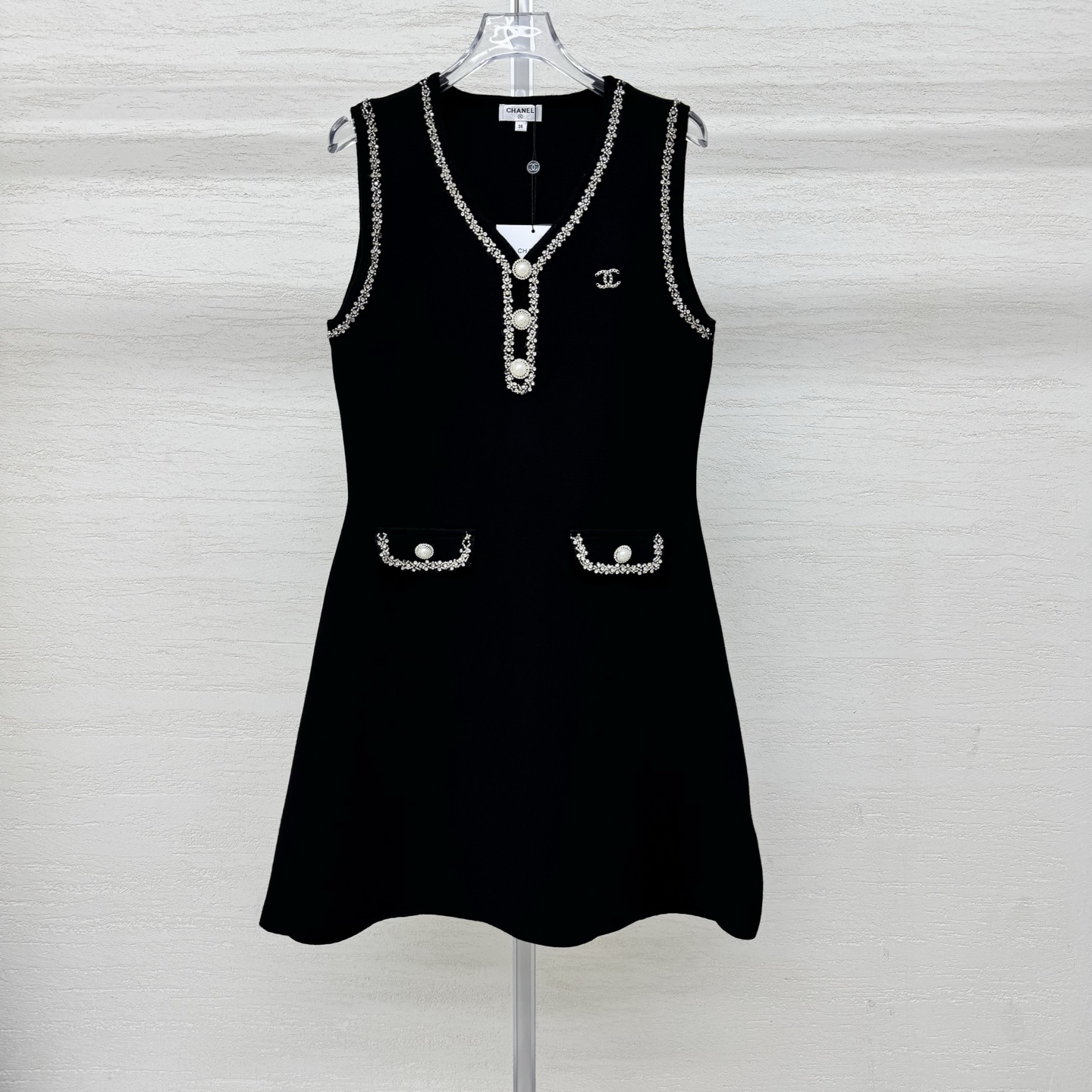 NO:792300,Supports exchange of Chane*26 new black knitted sleeveless skirt. Silver edging outlines the V-neck and pockets. Pearl buttons embellish the placket. Small fragrant style double C logo hides exquisiteness. The drape skirt modifies the figure. Gentle and neat commuting/dating choice. Ready-made size 363840 real shot details,,chanel,skirts,19860909支持换款Chane*26新款黑针织无袖裙银线镶边勾勒V领与口袋 珍珠扣点缀门襟 小香风双C标识暗藏精致 垂坠裙摆修饰身形温柔又利落的通勤/约会选择 现货发售尺码363840实拍细节图,,chanel,skirts,,Women's clothing